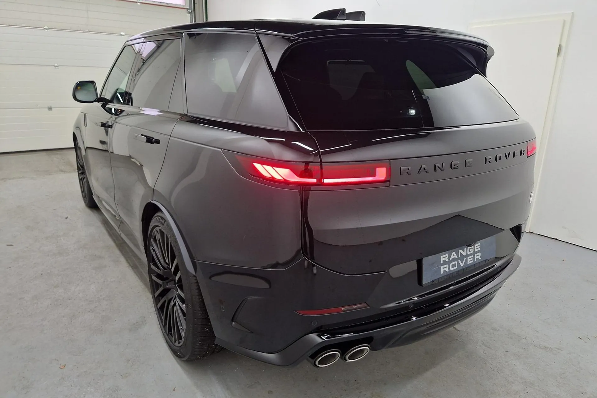 Купить Land Rover Range Rover Sport P635 SV 2025 4.4 л 635 л.с Бензин, Чёрный, Автомат, Полный привод — авто из Великобритания, с доставкой по всей России