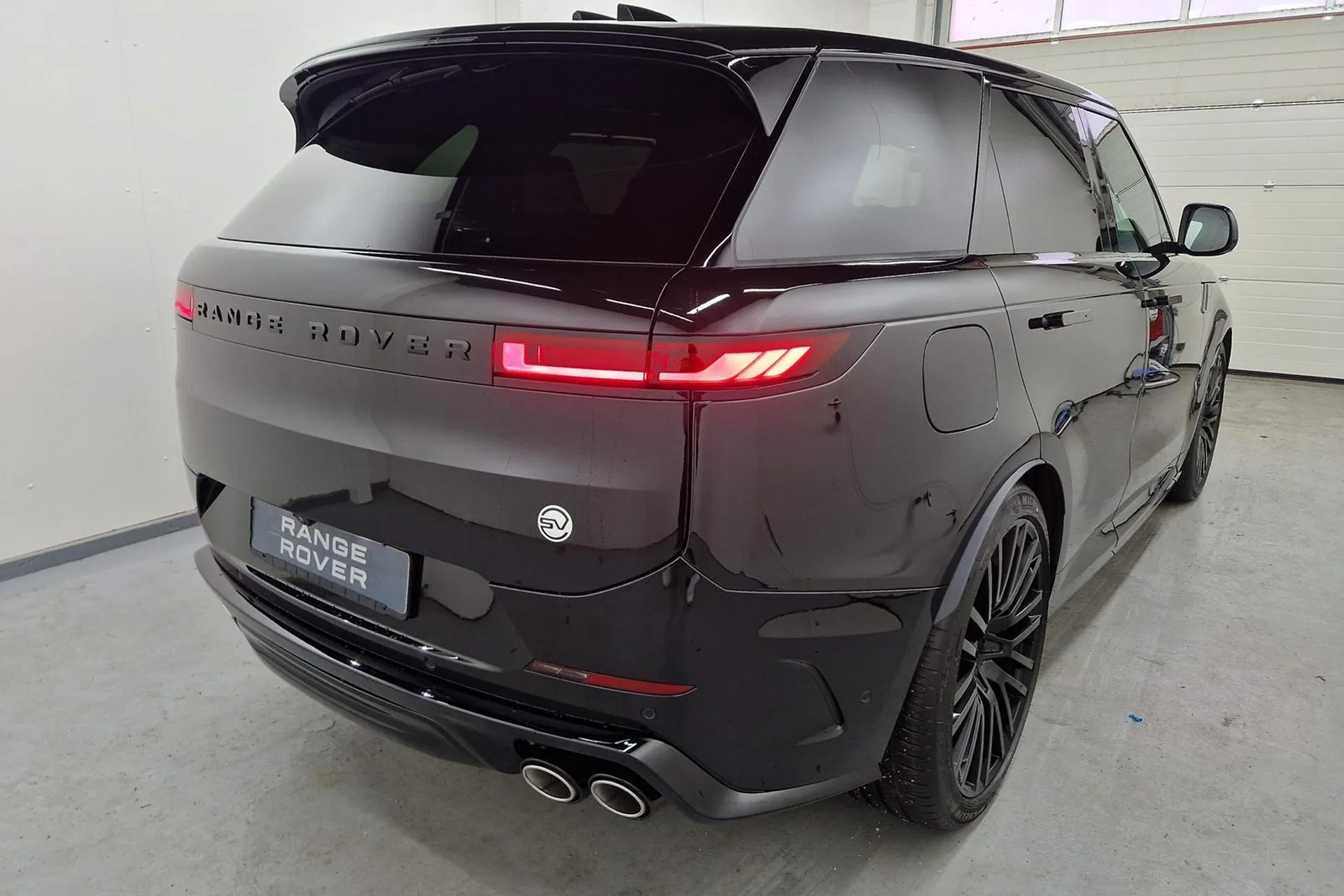 Land Rover Range Rover Sport P635 SV 2025 4.4 л 635 л.с Бензин в продаже: Чёрный, Автомат, Полный привод, страна-производитель — Великобритания, доставка по РФ