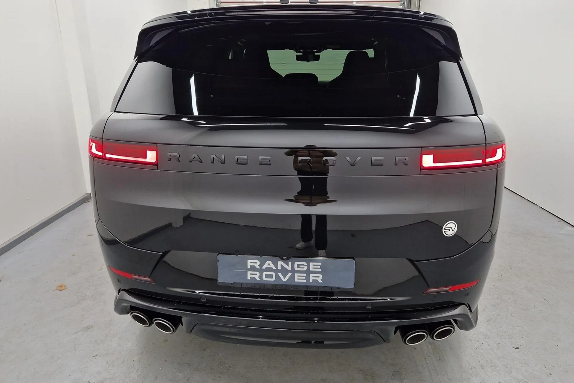 Новый Land Rover Range Rover Sport P635 SV 2025 4.4 л 635 л.с Бензин: Полный привод, Чёрный, коробка — Автомат, привезён из Великобритания, доставка по регионам