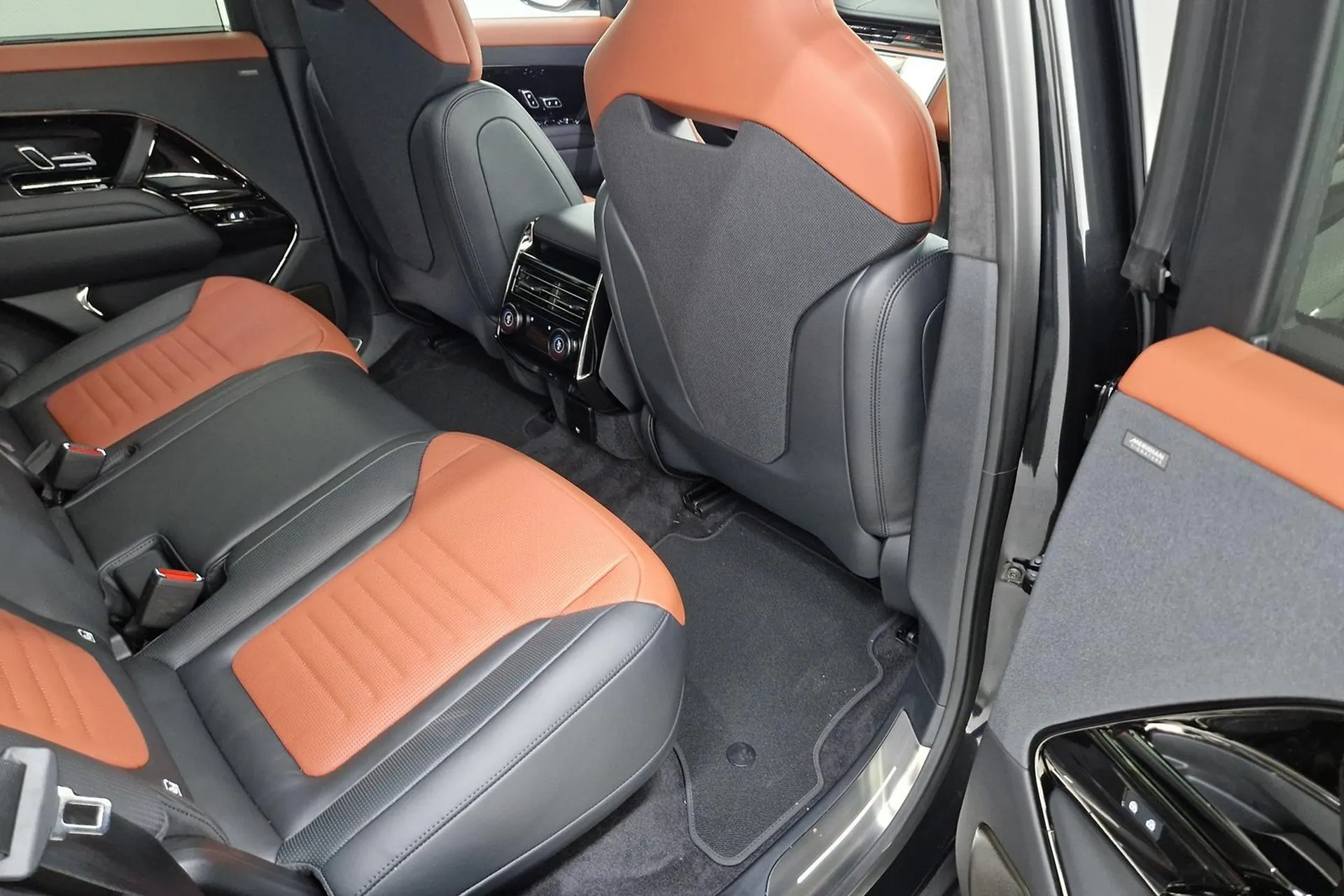 Land Rover Range Rover Sport P635 SV 2025 4.4 л 635 л.с Бензин, коробка Автомат, привод Полный привод, автомобиль из Великобритания, доставка по России