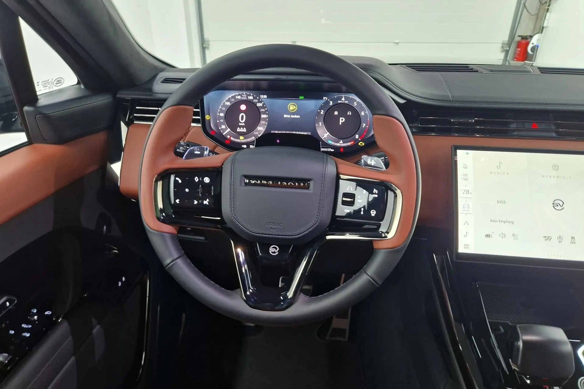 Надёжный Land Rover Range Rover Sport P635 SV 2025 4.4 л 635 л.с Бензин с двигателем 4,4 л, Чёрный, пробег 3 100 км, Автомат, поставка из Великобритания