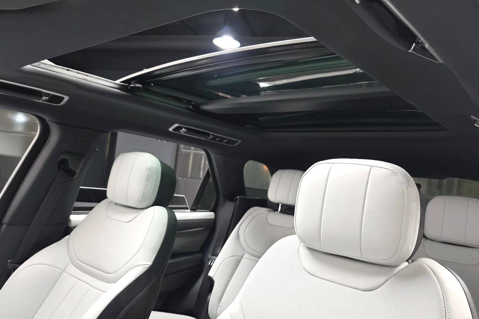 Заказать Land Rover Range Rover Sport P550e Dynamic HSE 2025 3.0 л 550 л.с Гибрид, Серебристый, Полный привод, Автомат — поставка из Корея, доставка по России и СНГ, фото 10