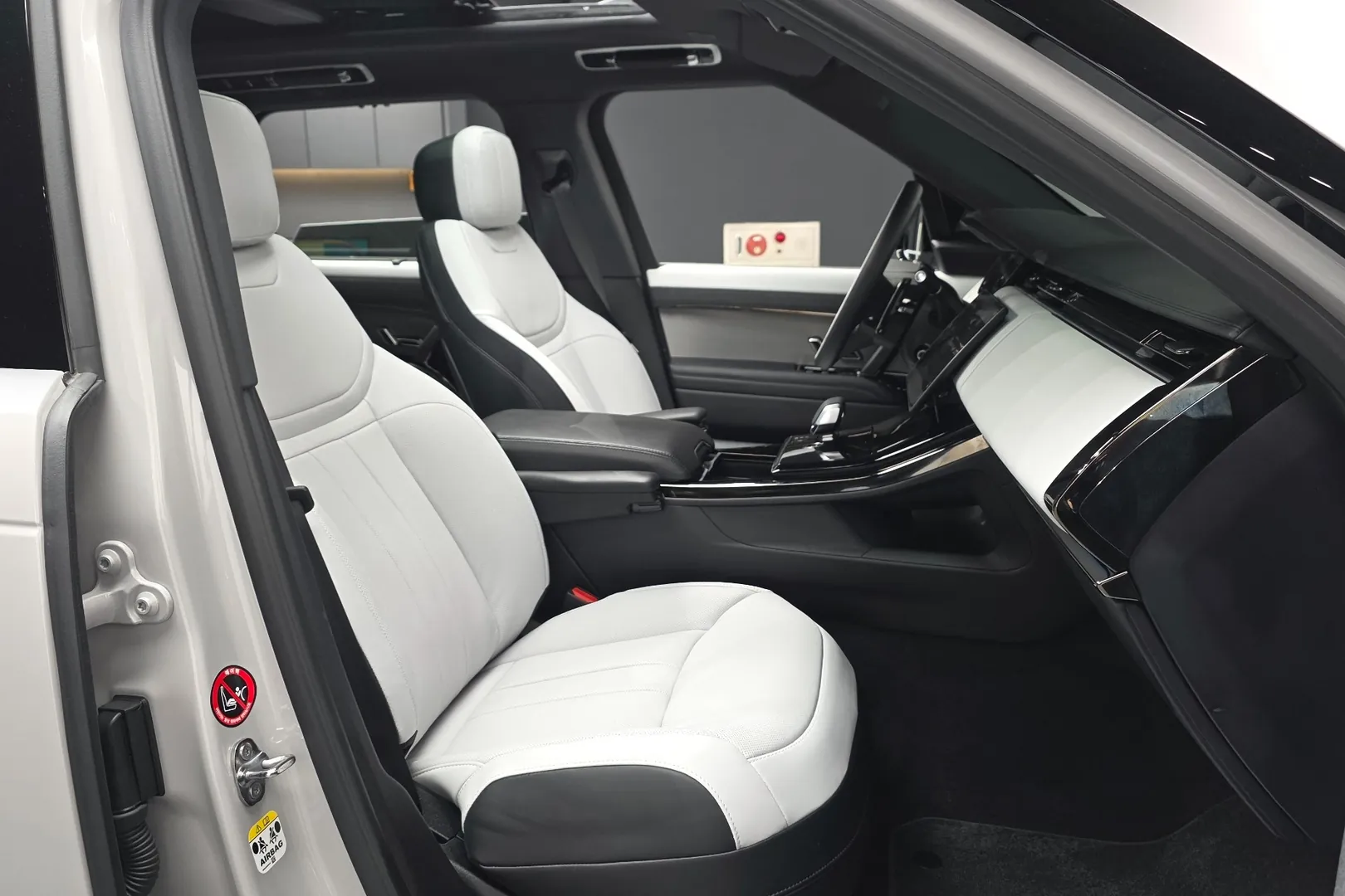 Надёжный Land Rover Range Rover Sport P550e Dynamic HSE 2025 3.0 л 550 л.с Гибрид с двигателем 3,0 л, Серебристый, пробег 3 898 км, Автомат, поставка из Корея, фото 8