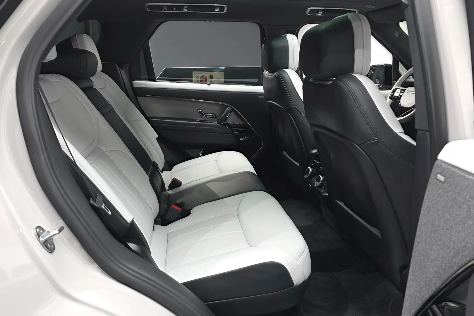 Автомобиль Land Rover Range Rover Sport P550e Dynamic HSE 2025 3.0 л 550 л.с Гибрид, Серебристый, пробег 3 898 км, производство — Корея, доставка по РФ, фото 9