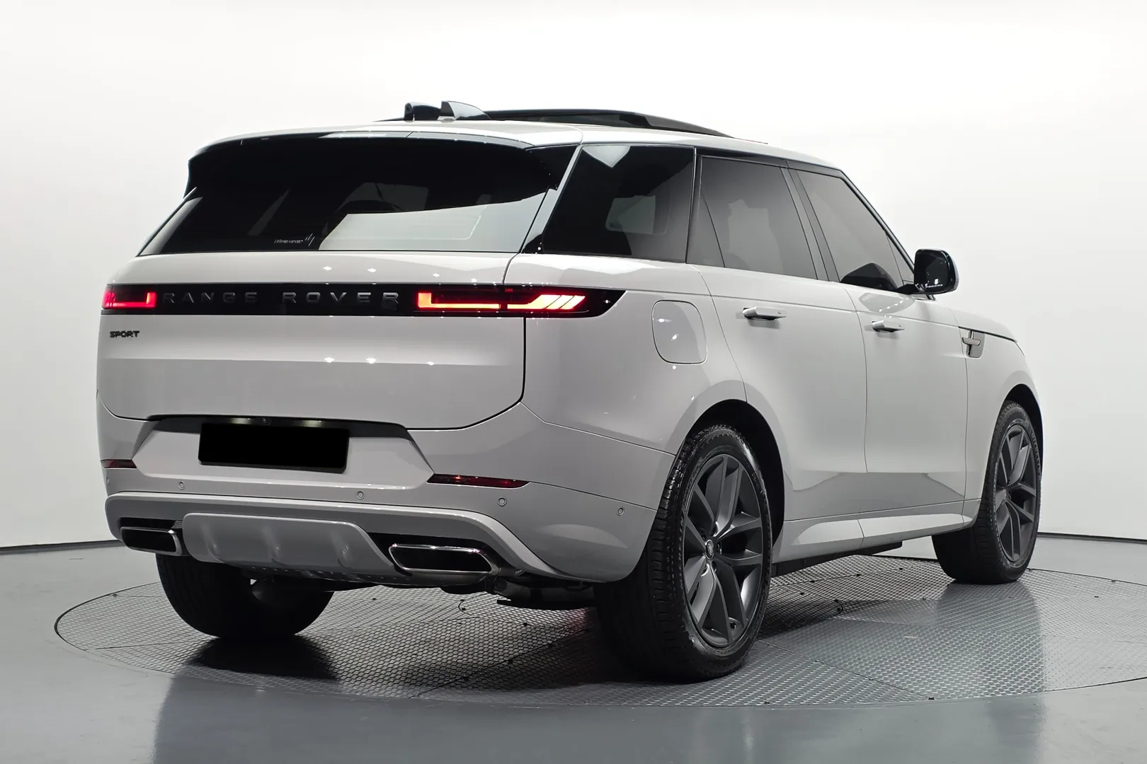 Заказать Land Rover Range Rover Sport P550e Dynamic HSE 2025 3.0 л 550 л.с Гибрид с пробегом 3 898 км, Автомат, Полный привод, цвет Серебристый, поставка из Корея, доставка по РФ, фото 2