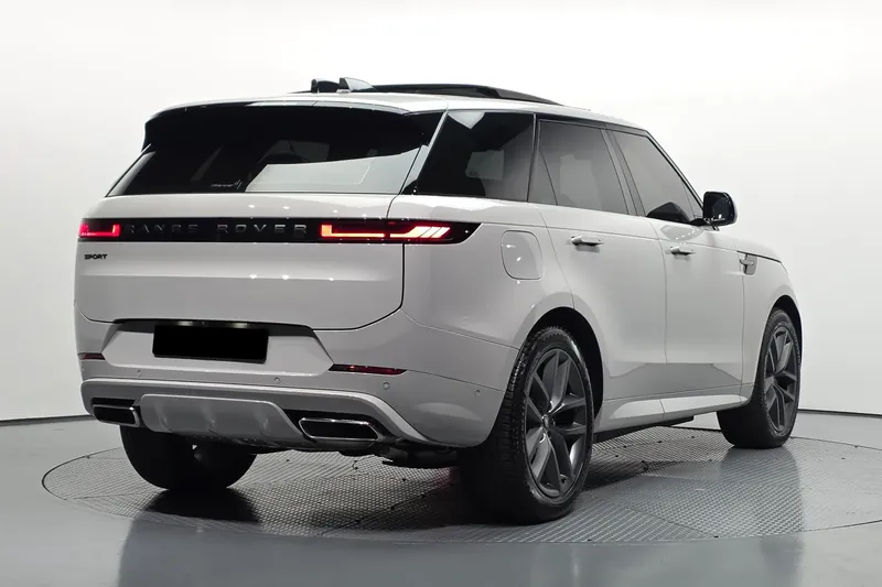 Заказать Land Rover Range Rover Sport P550e Dynamic HSE 2025 3.0 л 550 л.с Гибрид с пробегом 3 898 км, Автомат, Полный привод, цвет Серебристый, поставка из Корея, доставка по РФ Range Rover Sport P550e Dynamic HSE - фото 3