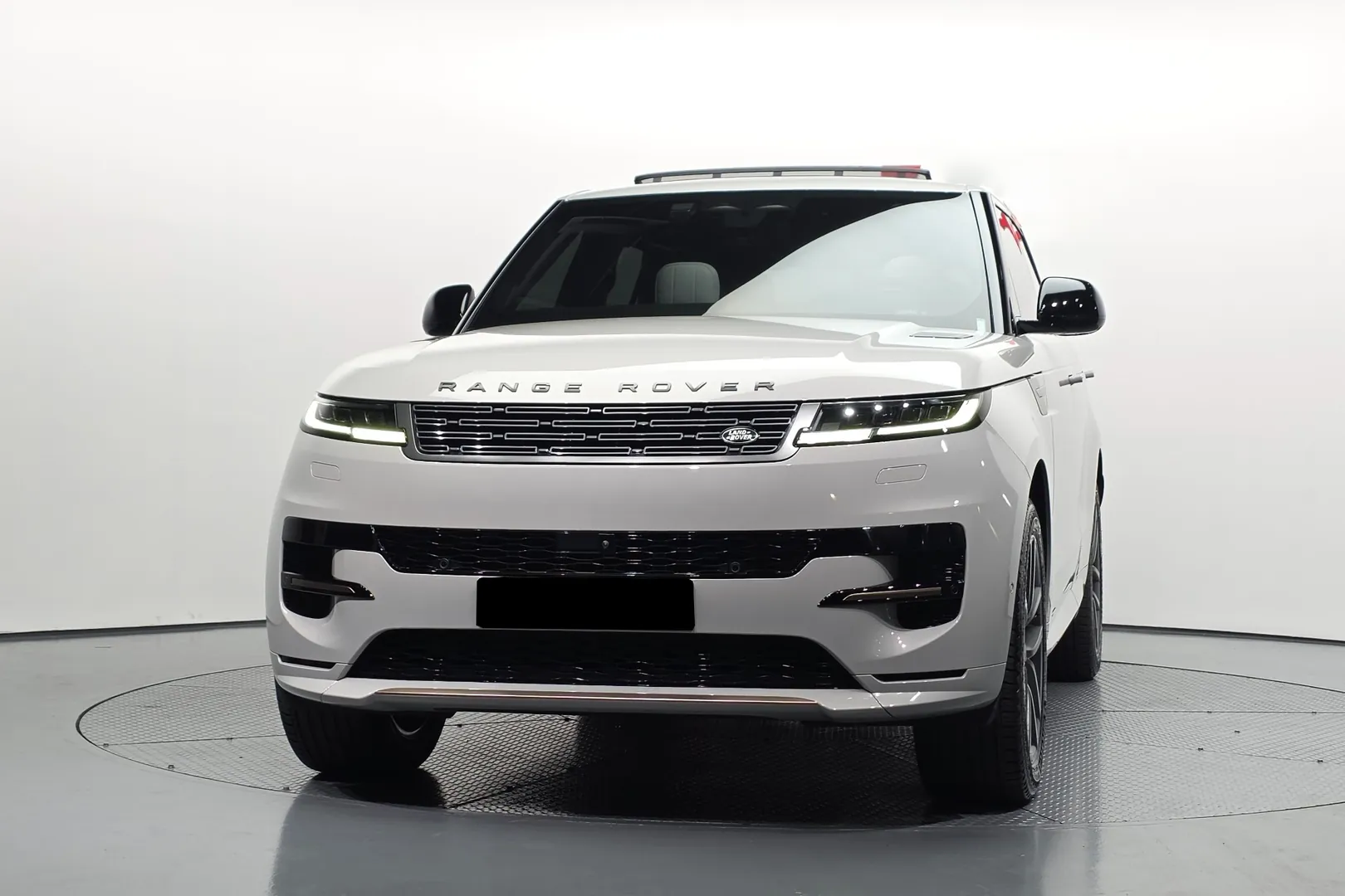 Land Rover Range Rover Sport P550e Dynamic HSE 2025 3.0 л 550 л.с Гибрид, новый авто, Полный привод, Автомат, цвет Серебристый, страна-производитель — Корея, фото 1