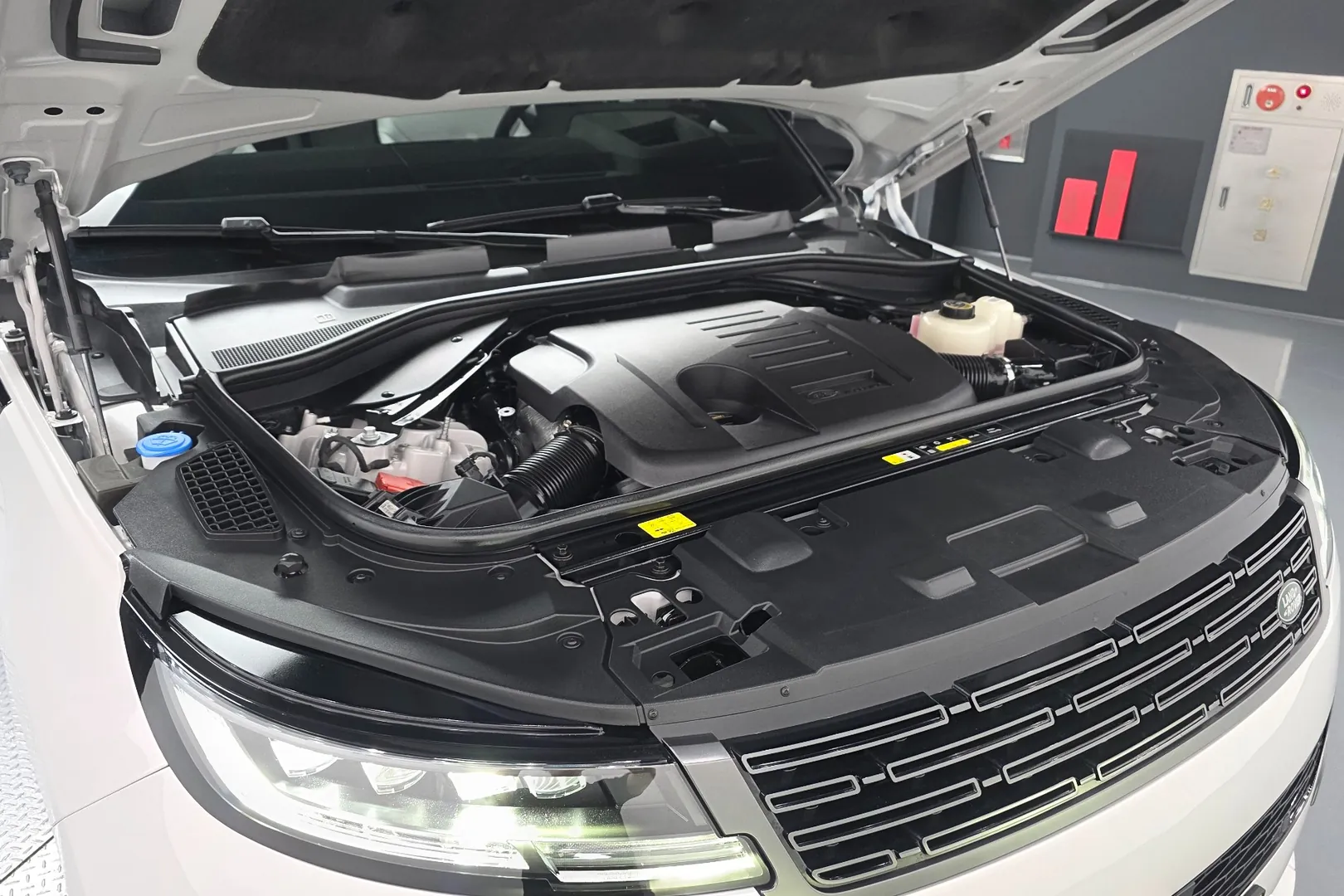 Доступен к заказу Land Rover Range Rover Sport P550e Dynamic HSE 2025 3.0 л 550 л.с Гибрид: Серебристый, коробка Автомат, привод Полный привод, осмотр и тест-драйв в Москве, фото 19