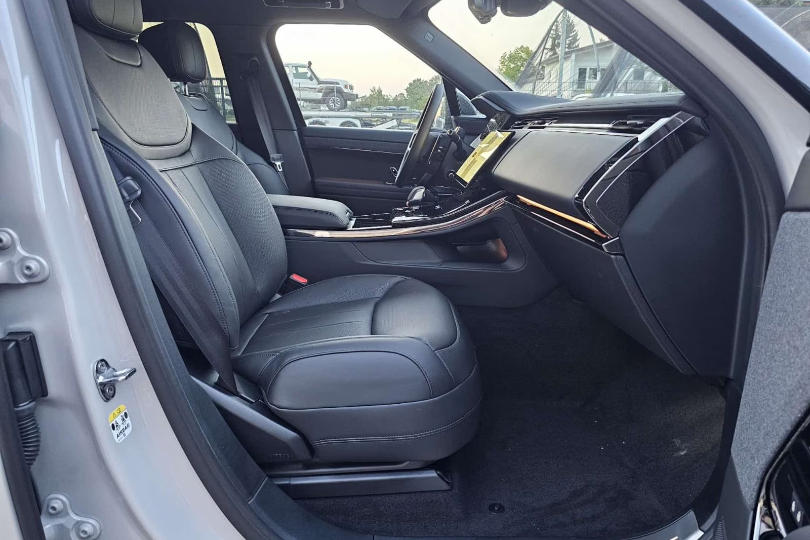 Оформить заказ на Land Rover Range Rover Sport Dynamic HSE P460e, plug-in hybrid 2026 3.0 л 460 л.с Гибрид, коробка: Автомат, привод: Полный привод, доставка по России, салон в Москве, фото 14