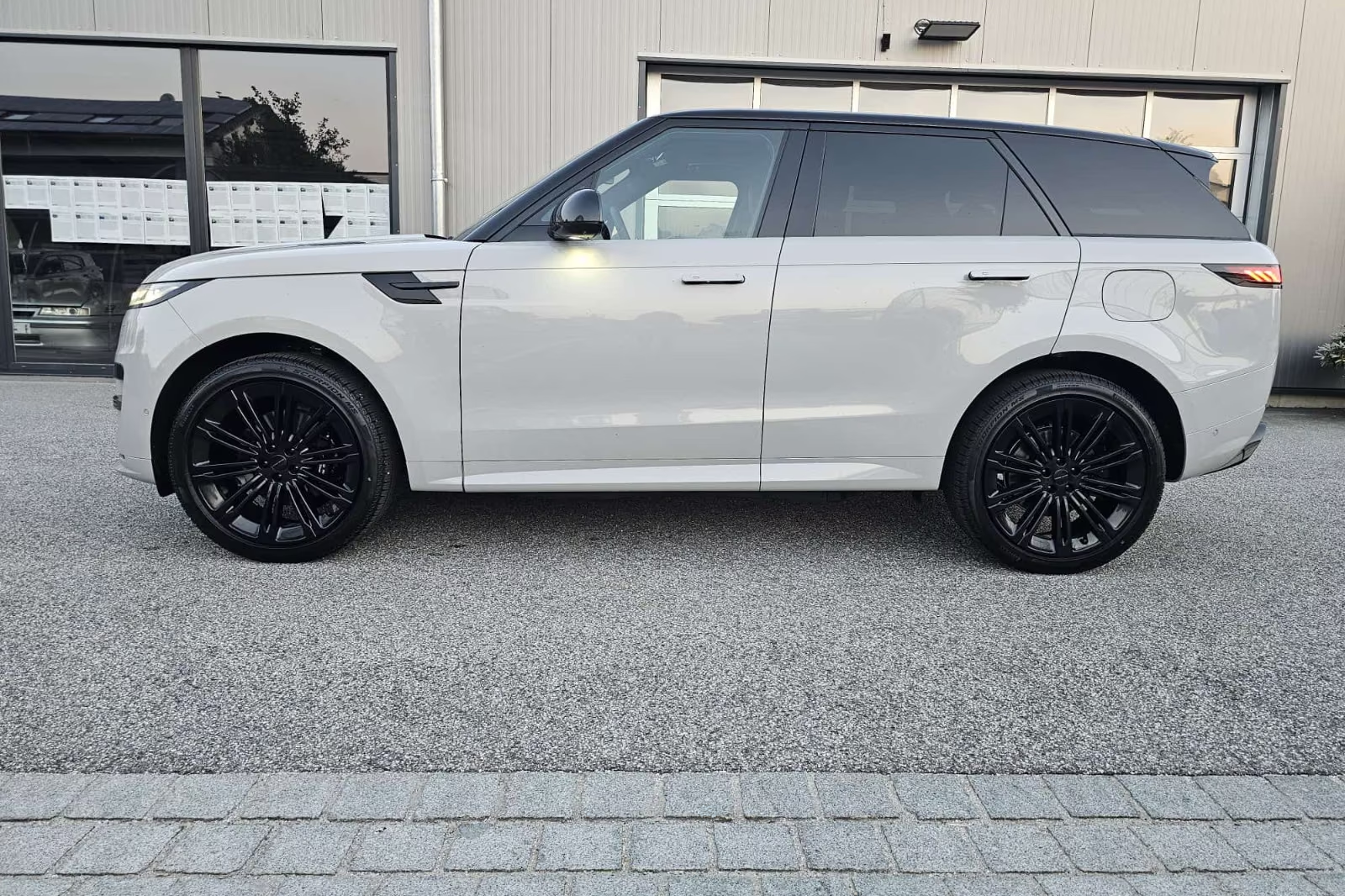 Land Rover Range Rover Sport Dynamic HSE P460e, plug-in hybrid 2026 3.0 л 460 л.с Гибрид, новый авто, Полный привод, Автомат, цвет Серый, страна-производитель — Германия, фото 1