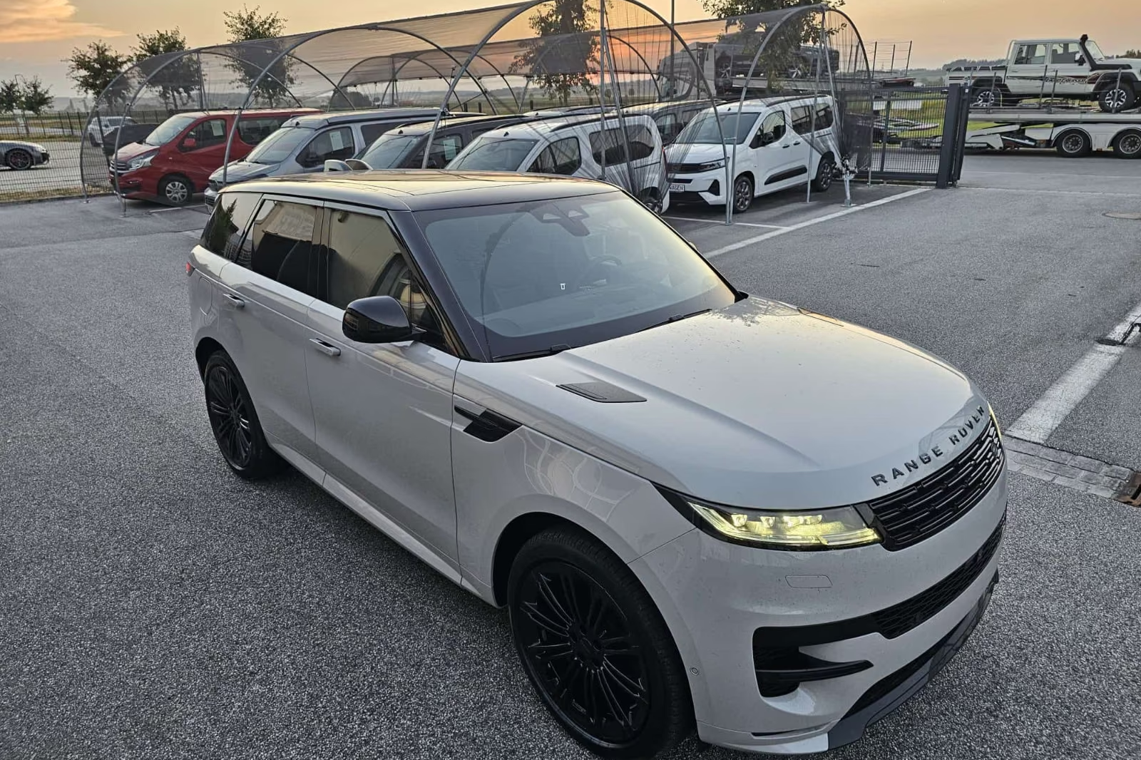 Купить Land Rover Range Rover Sport Dynamic HSE P460e, plug-in hybrid 2026 3.0 л 460 л.с Гибрид, Серый, Автомат, Полный привод — авто из Германия, с доставкой по всей России, фото 3