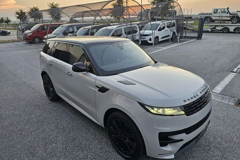 Купить Land Rover Range Rover Sport Dynamic HSE P460e, plug-in hybrid 2026 3.0 л 460 л.с Гибрид, Серый, Автомат, Полный привод — авто из Германия, с доставкой по всей России, фото 3