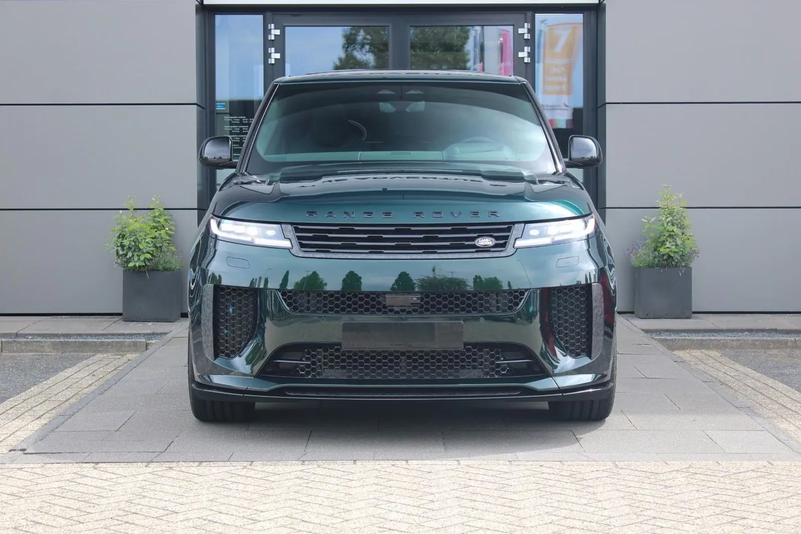 Land Rover Range Rover Sport P635 SV Carbon Edition 2026 4.4 л 635 л.с Бензин в продаже: Зелёный, Автомат, Полный привод, страна-производитель — Нидерланды, доставка по РФ, фото 4