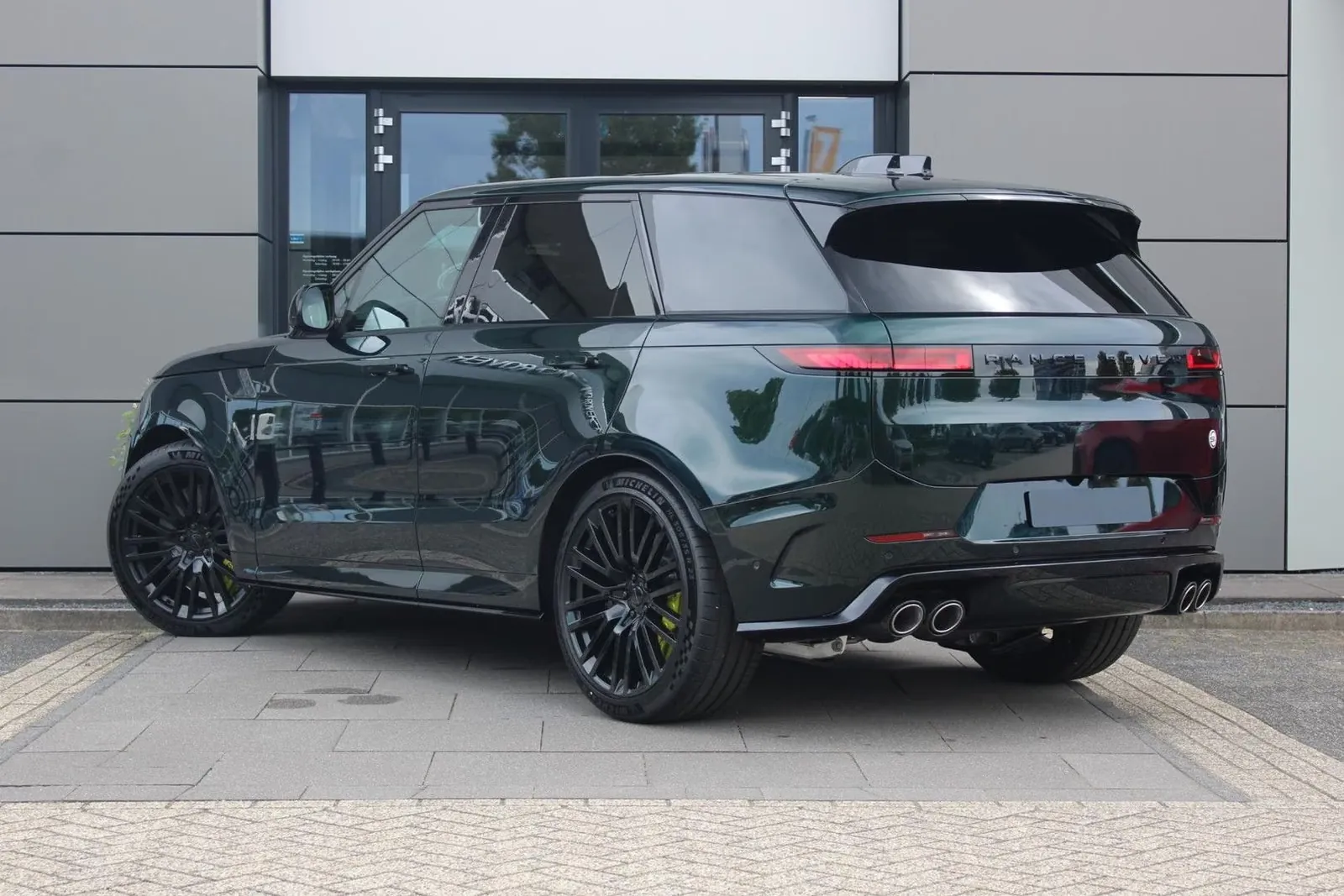 Купить Land Rover Range Rover Sport P635 SV Carbon Edition 2026 4.4 л 635 л.с Бензин, Зелёный, Автомат, Полный привод — авто из Нидерланды, с доставкой по всей России, фото 3
