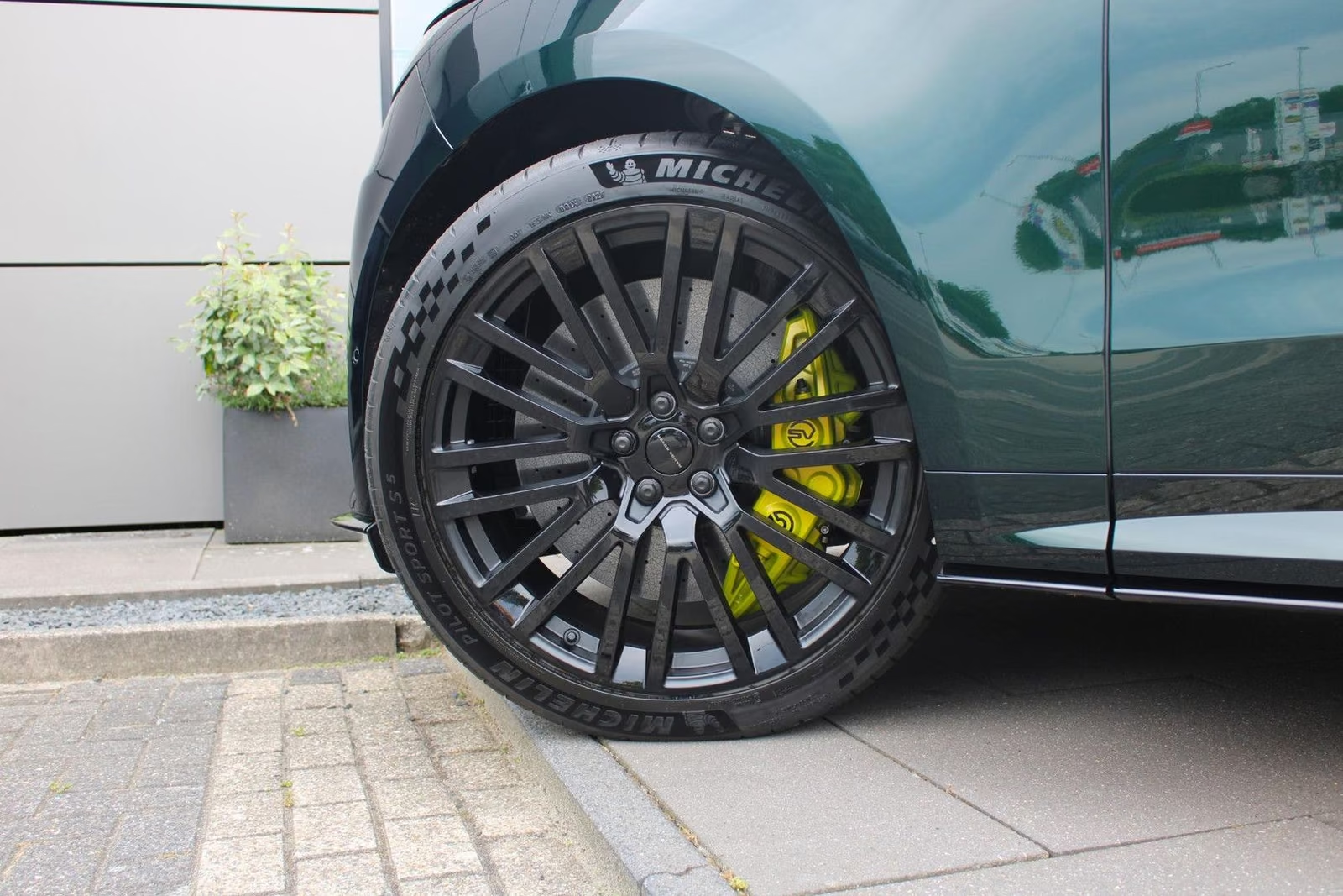 Land Rover Range Rover Sport P635 SV Carbon Edition 2026, зелёный, фото 22