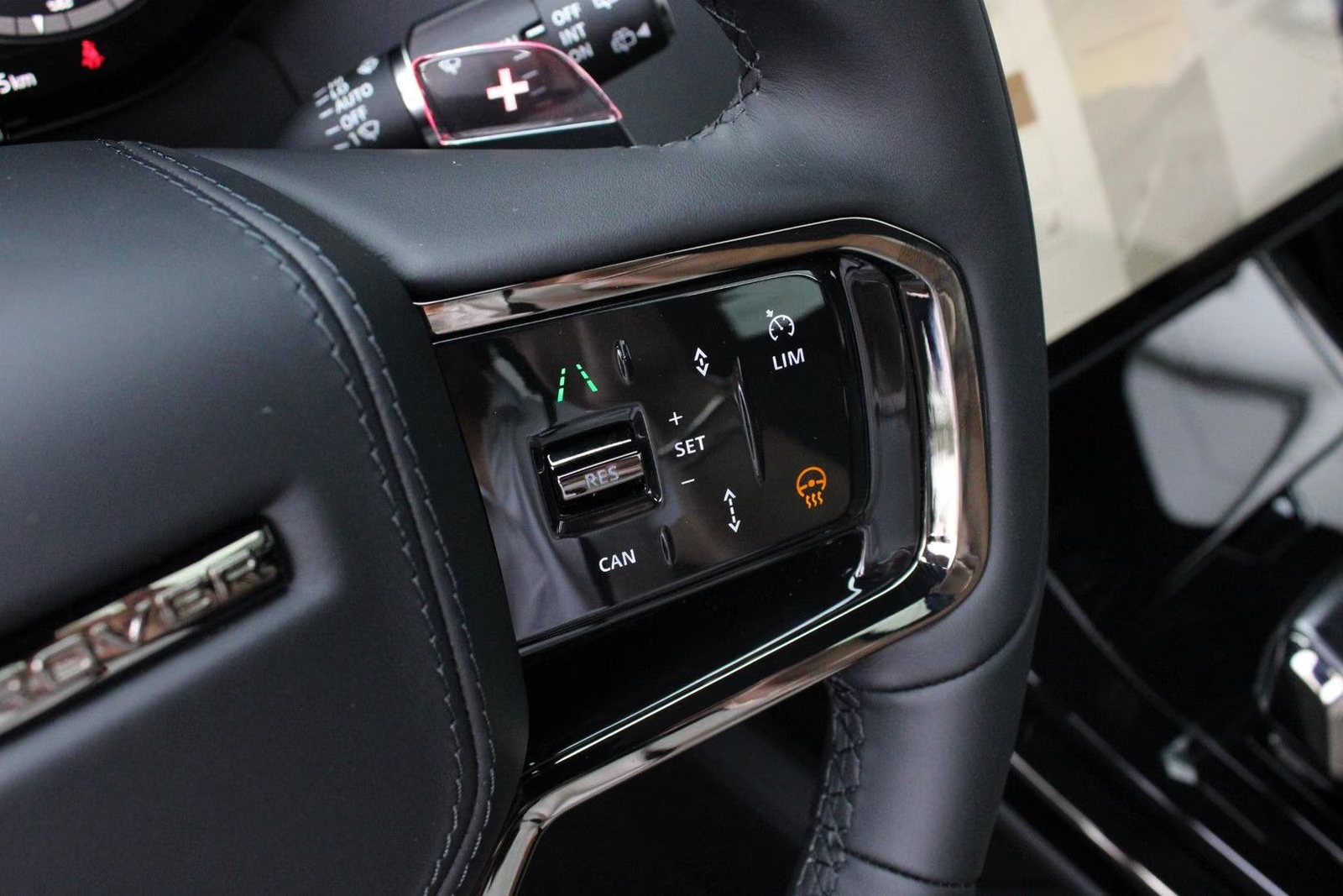 Land Rover Range Rover Sport P635 SV Carbon Edition 2026, зелёный, фото 26