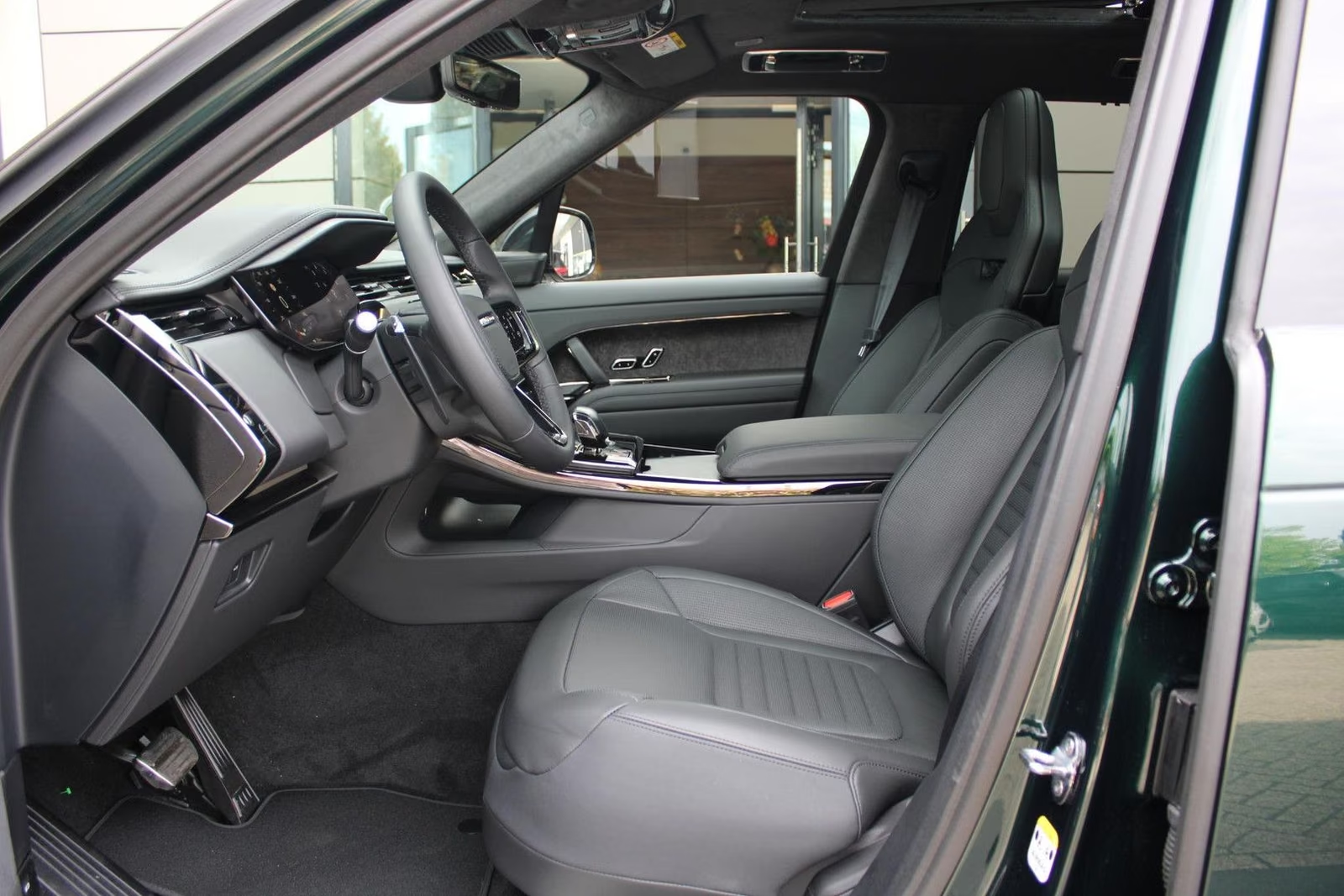 Land Rover Range Rover Sport P635 SV Carbon Edition 2026, зелёный, фото 37