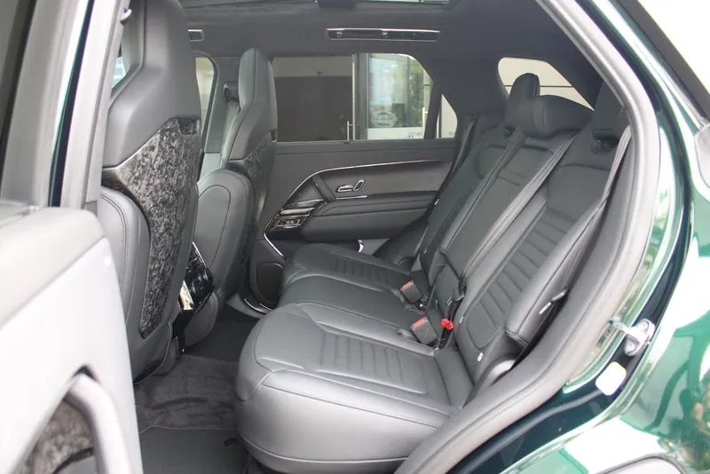 Land Rover Range Rover Sport P635 SV Carbon Edition 2026, зелёный, фото 38