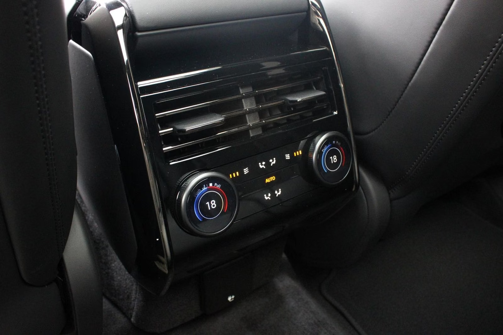 Land Rover Range Rover Sport P635 SV Carbon Edition 2026, зелёный, фото 40
