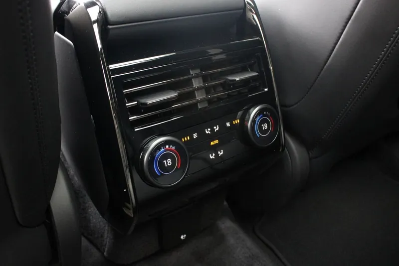 Land Rover Range Rover Sport P635 SV Carbon Edition 2026, зелёный, фото 40