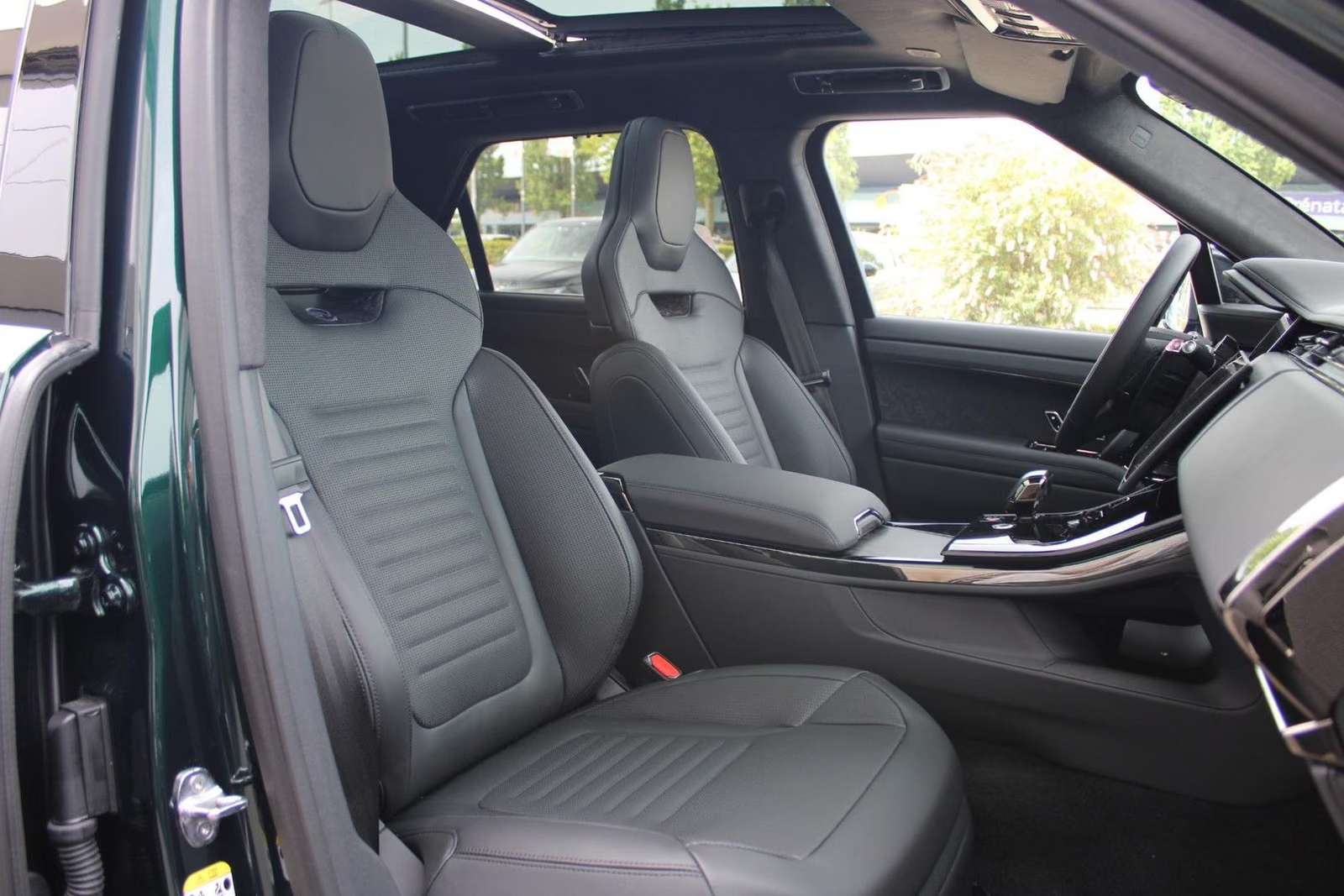 Land Rover Range Rover Sport P635 SV Carbon Edition 2026, зелёный, фото 42