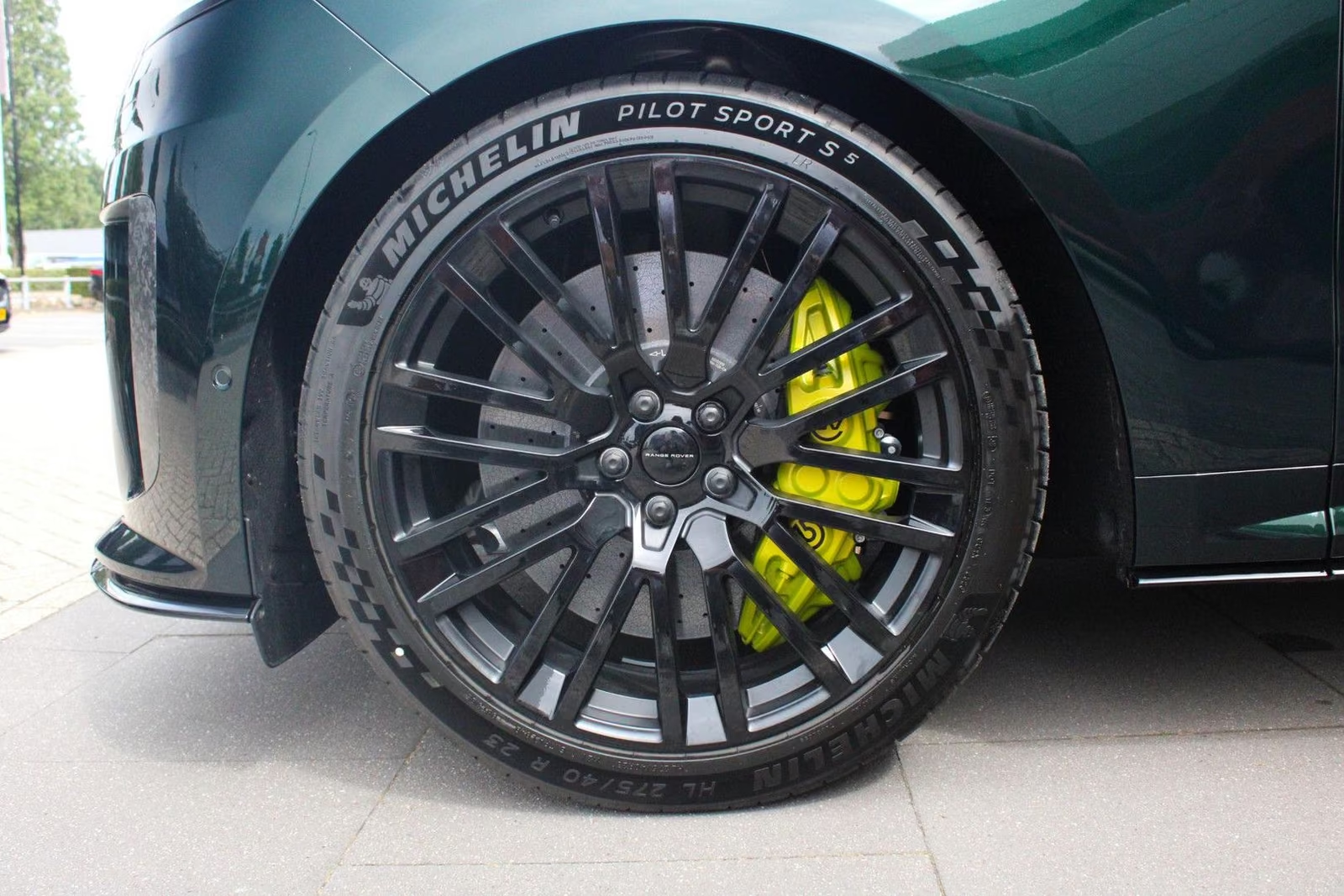 Новый Land Rover Range Rover Sport P635 SV Carbon Edition 2026 4.4 л 635 л.с Бензин в кузове Зелёный, коробка — Автомат, привод — Полный привод, страна производства — Нидерланды, фото 12