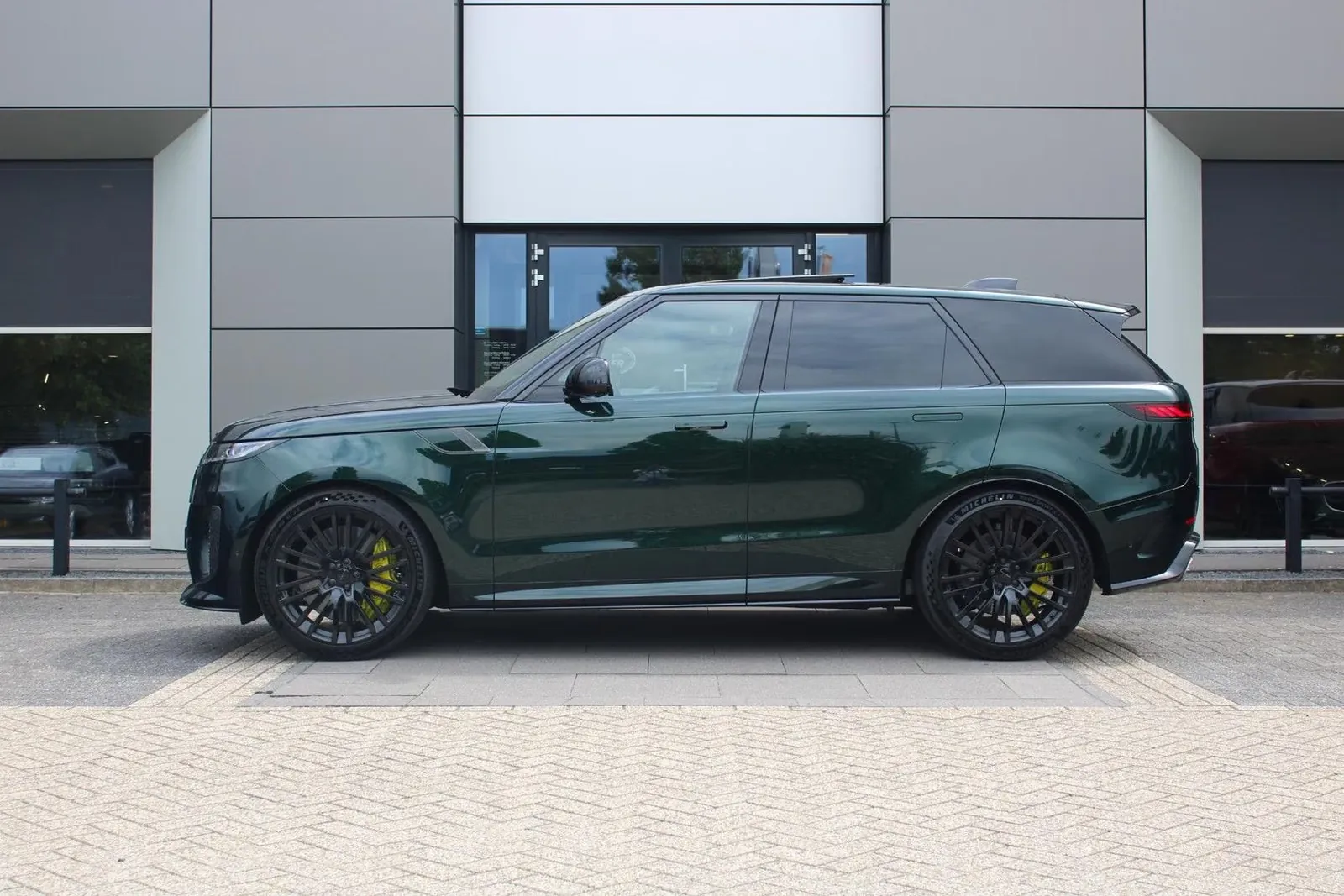 Заказать Land Rover Range Rover Sport P635 SV Carbon Edition 2026 4.4 л 635 л.с Бензин с пробегом 25 км, Автомат, Полный привод, цвет Зелёный, поставка из Нидерланды, доставка по РФ, фото 2