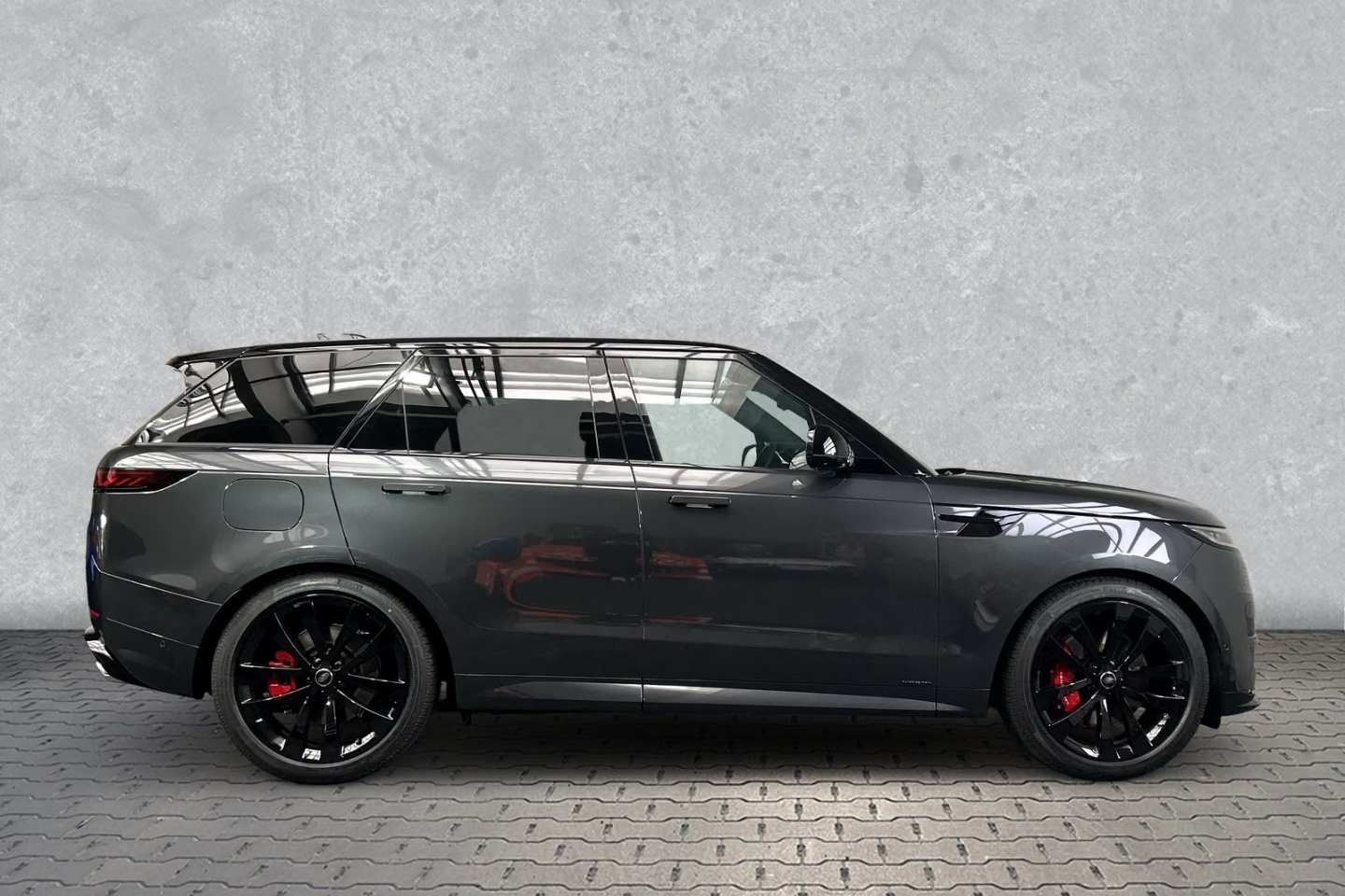 Заказать Land Rover Range Rover Sport P530 Autobiography 2026 4.4 л 530 л.с Бензин с пробегом 15 км, Автомат, Полный привод, цвет Серый, поставка из Германия, доставка по РФ Range Rover Sport P530 Autobiography - фото 3