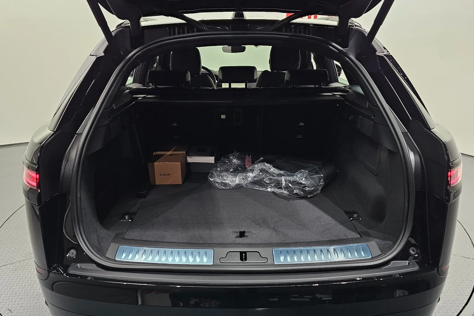 Новый Land Rover Range Rover Velar P250 Dynamic SE 2026 2.0 л 250 л.с Бензин: Полный привод, Чёрный, коробка — Автомат, привезён из Корея, доставка по регионам, фото 5