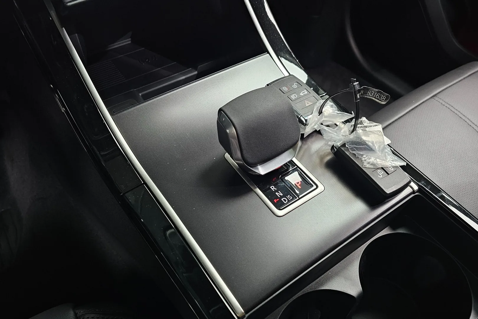 Автомобиль Land Rover Range Rover Velar P250 Dynamic SE 2026 2.0 л 250 л.с Бензин, Чёрный, пробег 13 км, производство — Корея, доставка по РФ, фото 9