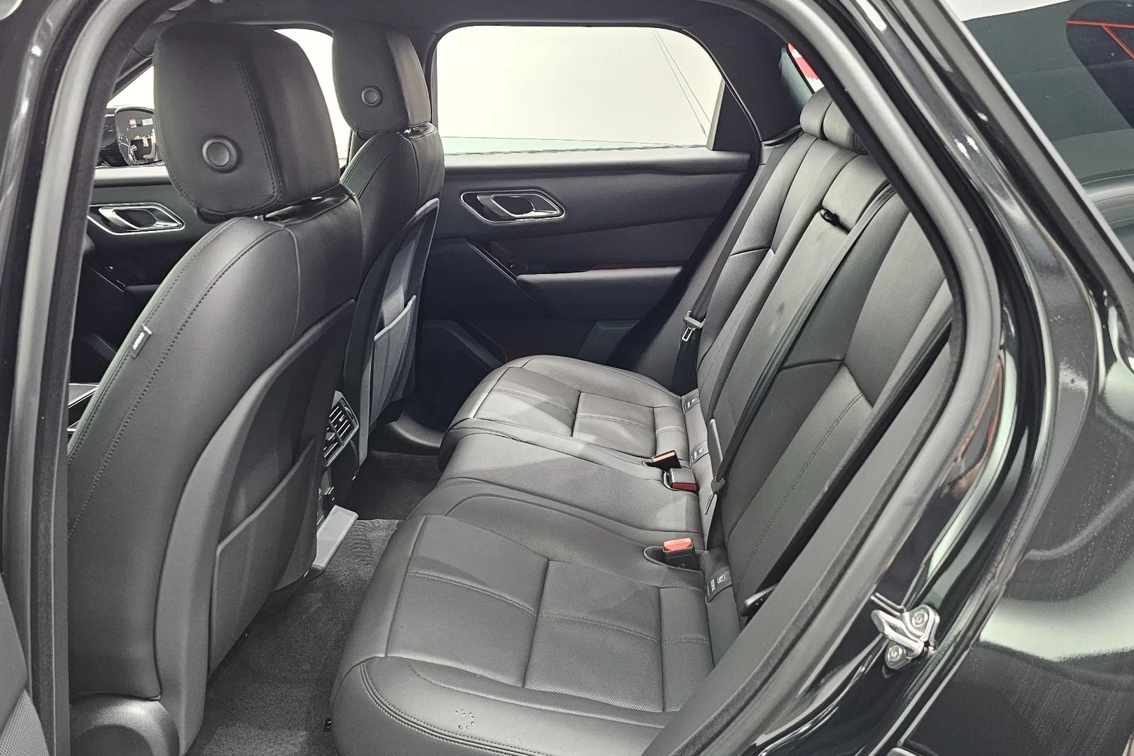 Land Rover Range Rover Velar P250 Dynamic SE 2026 2.0 л 250 л.с Бензин, пробег 13 км, Чёрный, Полный привод, Автомат, авто из Корея, доставка по РФ, фото 11