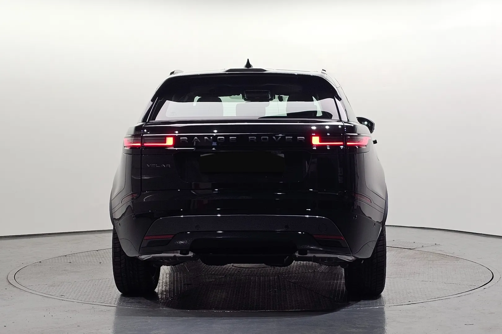 Заказать Land Rover Range Rover Velar P250 Dynamic SE 2026 2.0 л 250 л.с Бензин с пробегом 13 км, Автомат, Полный привод, цвет Чёрный, поставка из Корея, доставка по РФ Range Rover Velar P250 Dynamic SE - фото 3