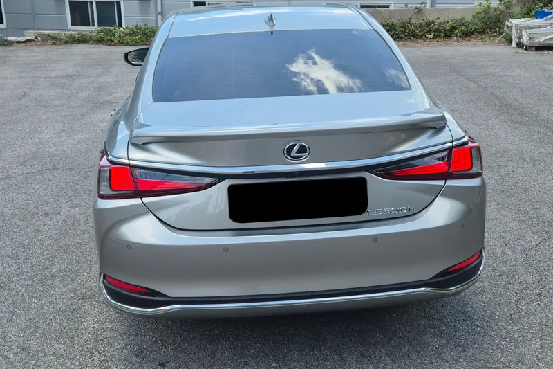 Купить Lexus ES 300h Luxury Plus 2026 2.5 л 218 л.с Гибрид, Серебристый, Автомат, Передний привод — авто из Корея, с доставкой по всей России ES 300h Luxury Plus — фото 3