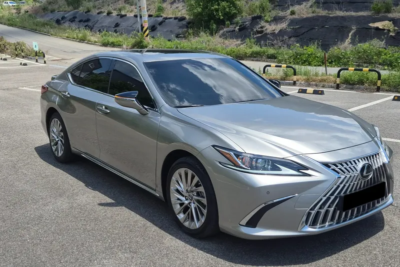 Заказать Lexus ES 300h Luxury Plus 2026 2.5 л 218 л.с Гибрид с пробегом 8 км, Автомат, Передний привод, цвет Серебристый, поставка из Корея, доставка по РФ ES 300h Luxury Plus - фото 3