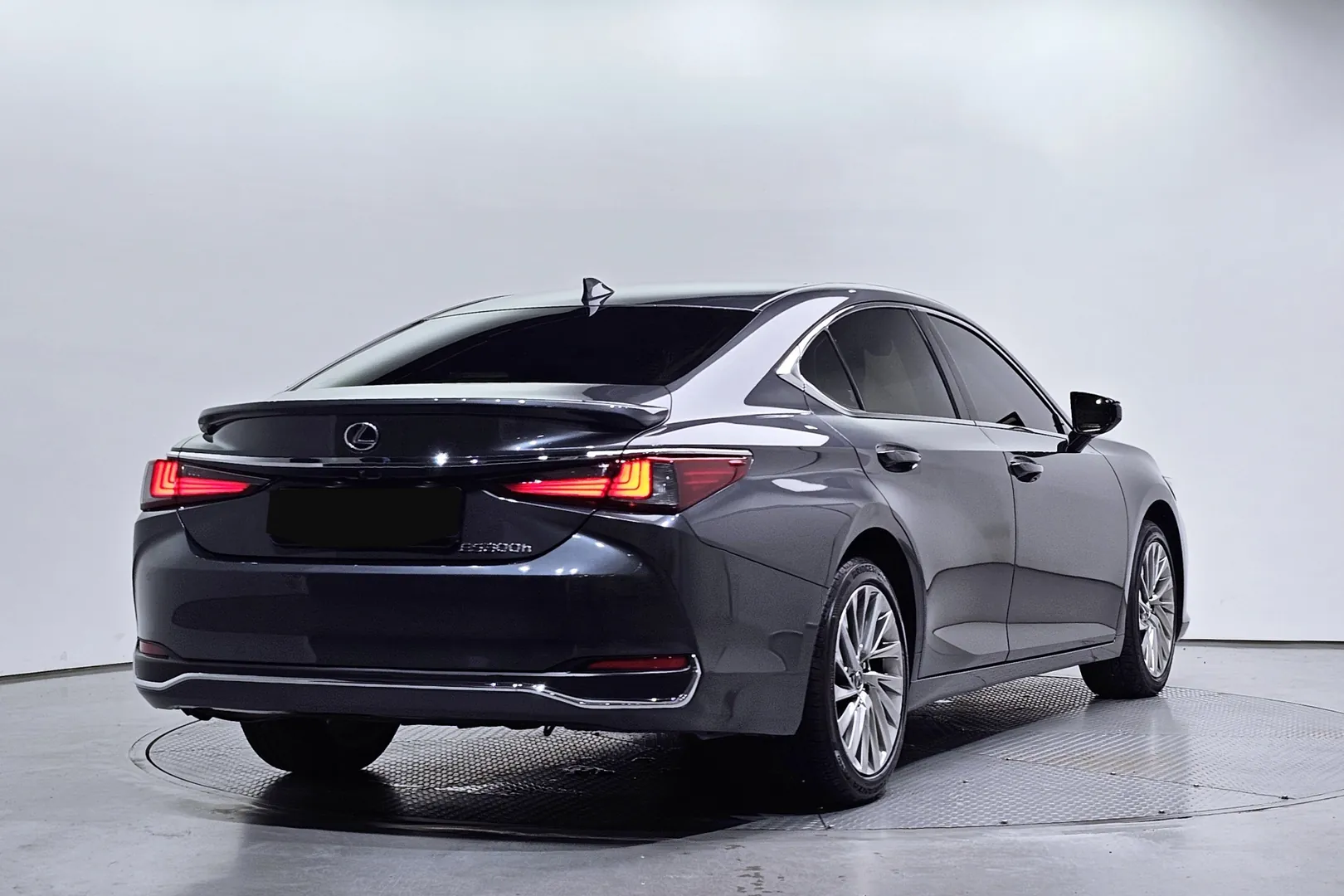 Заказать Lexus ES 2025 2.5 л 178 л.с Гибрид с пробегом 12 946 км, Автомат, Полный привод, цвет Серый, поставка из Япония, доставка по РФ