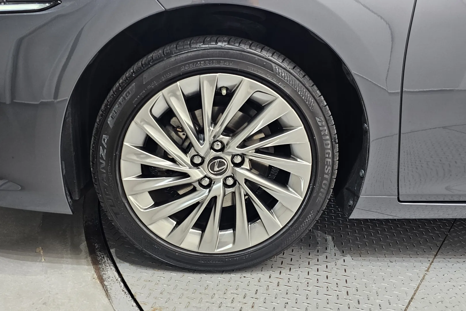 Lexus ES 2025 2.5 л 178 л.с Гибрид в продаже: Серый, Автомат, Полный привод, страна-производитель — Япония, доставка по РФ