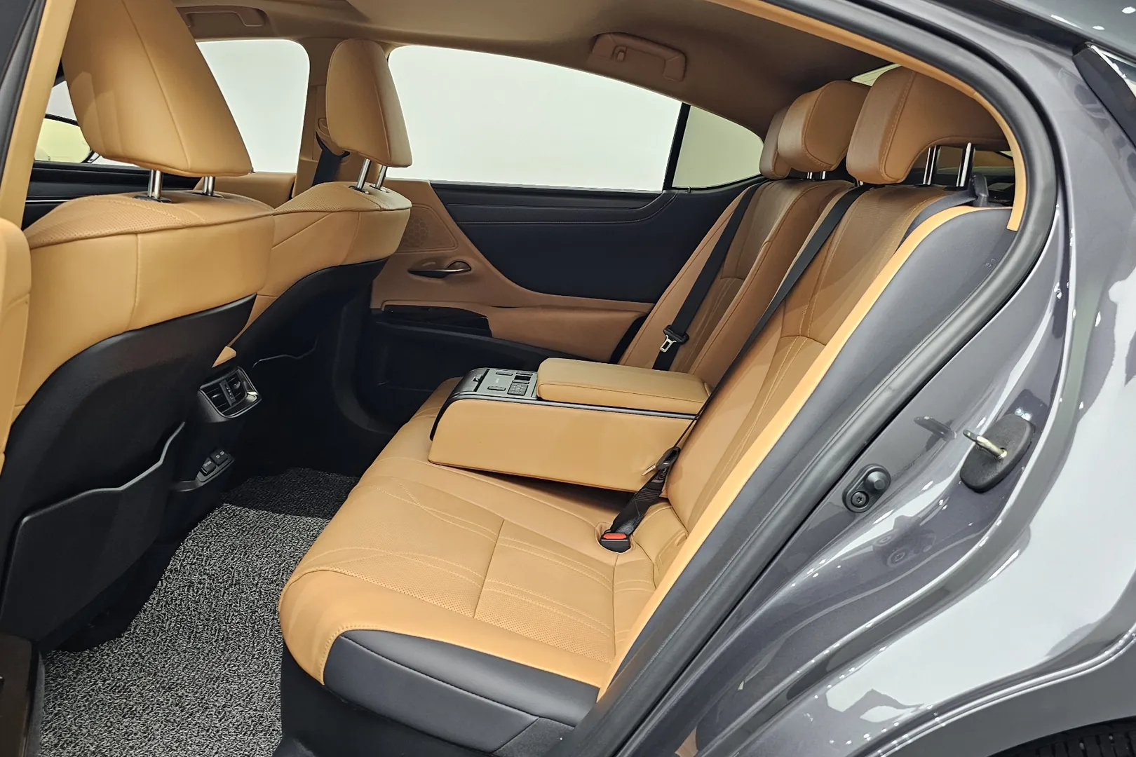 Официальная поставка Lexus ES 2025 2.5 л 178 л.с Гибрид, Серый, Автомат, Полный привод, привезён из Япония