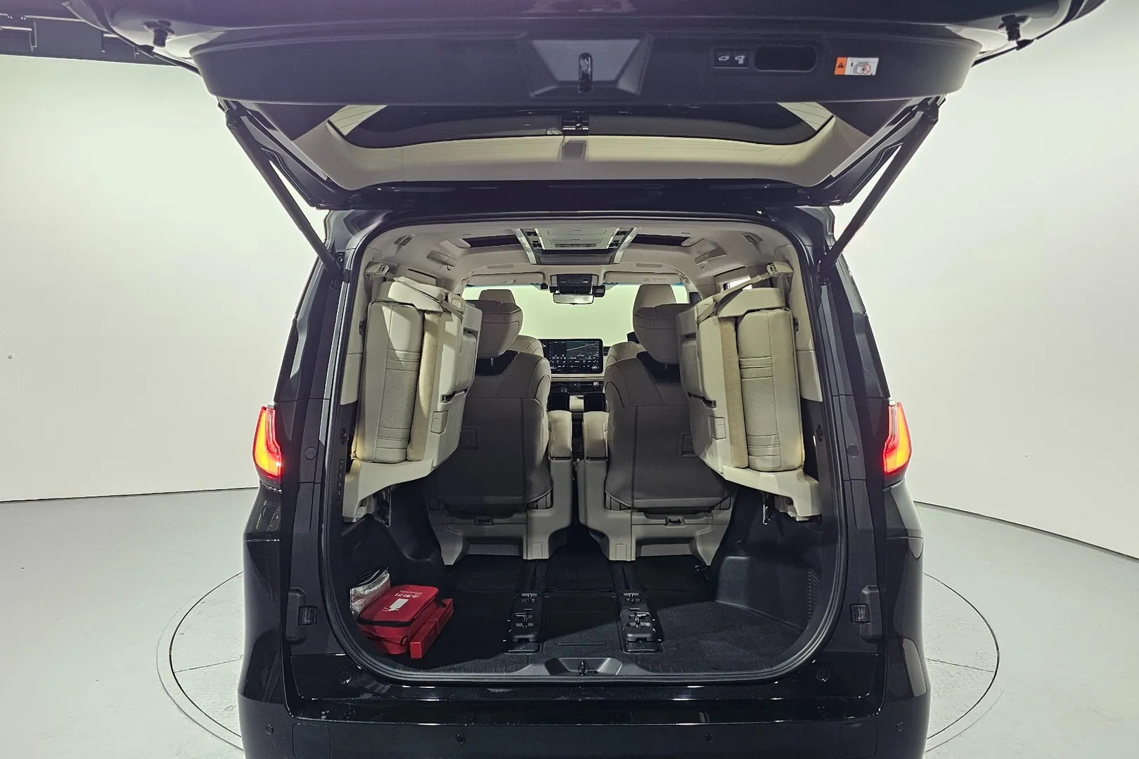 Доступен к заказу Lexus LM 500h Executive 2024 2.4 л 369 л.с Гибрид: Чёрный, коробка Автомат, привод Полный привод, осмотр и тест-драйв в Москве