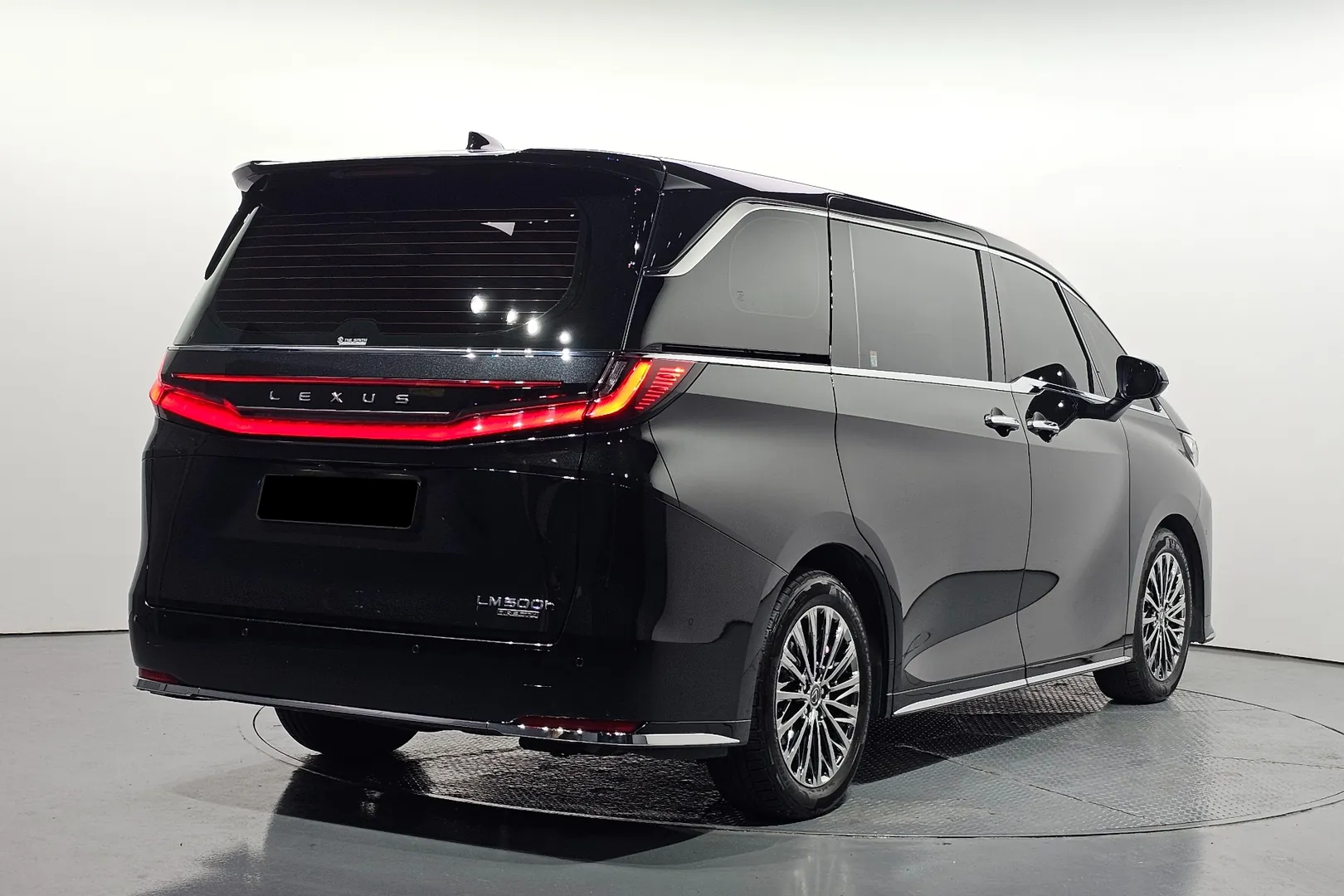 Заказать Lexus LM 500h Executive 2024 2.4 л 369 л.с Гибрид с пробегом 14 060 км, Автомат, Полный привод, цвет Чёрный, поставка из Япония, доставка по РФ