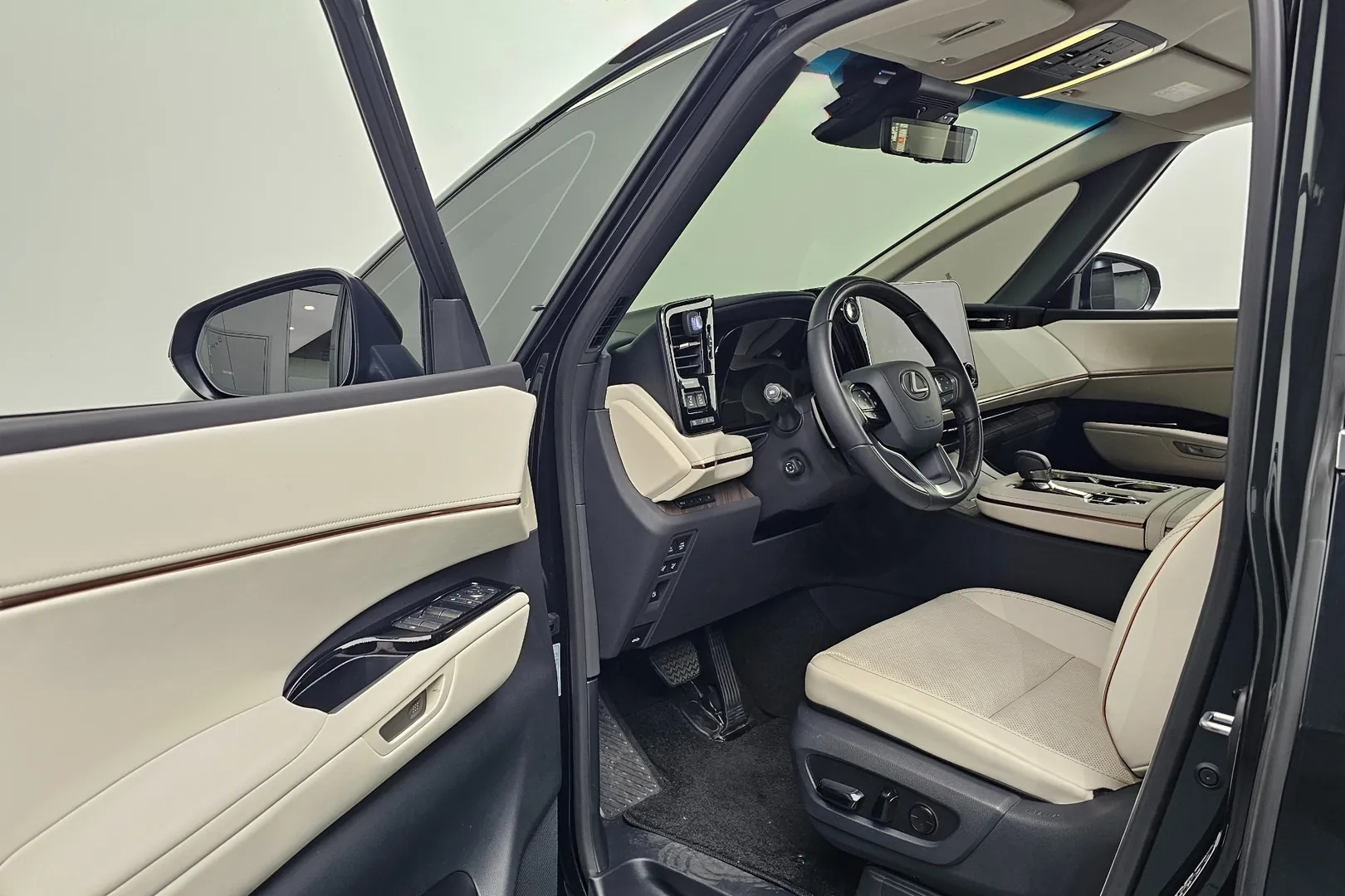 Новый Lexus LM 500h Executive 2024 2.4 л 369 л.с Гибрид: Полный привод, Чёрный, коробка — Автомат, привезён из Япония, доставка по регионам