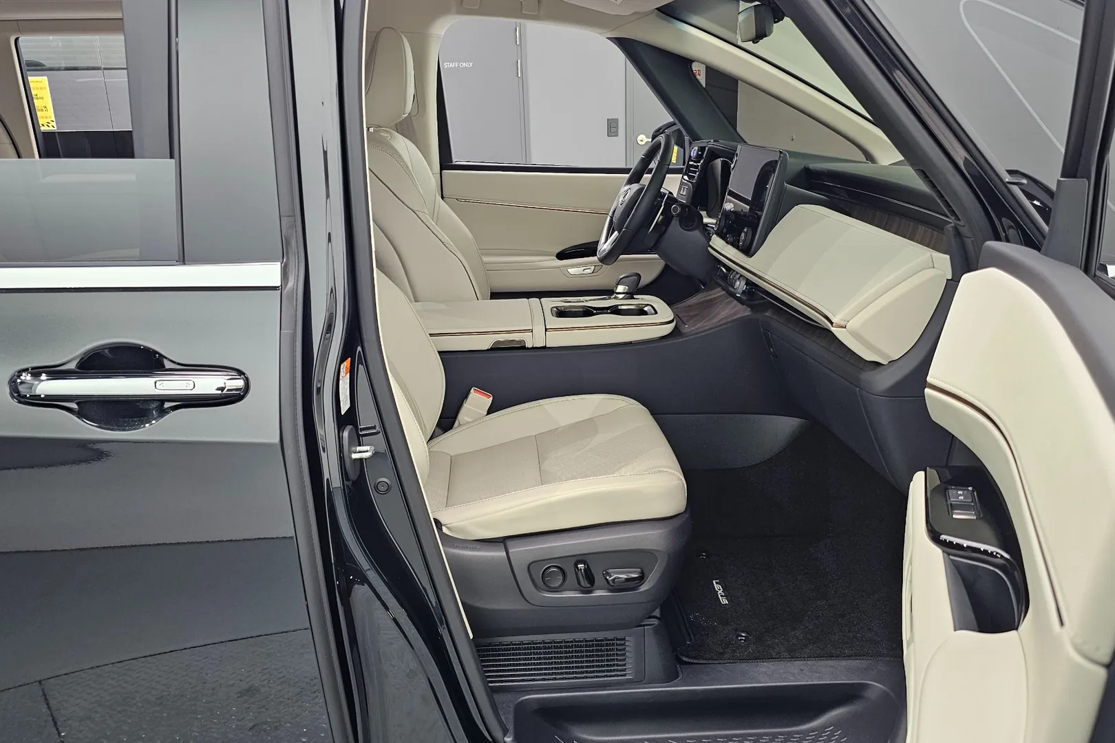 Выбор покупателей — Lexus LM 500h Executive 2024 2.4 л 369 л.с Гибрид, пробег 14 060 км, Чёрный, привезён из Япония, доставка по РФ