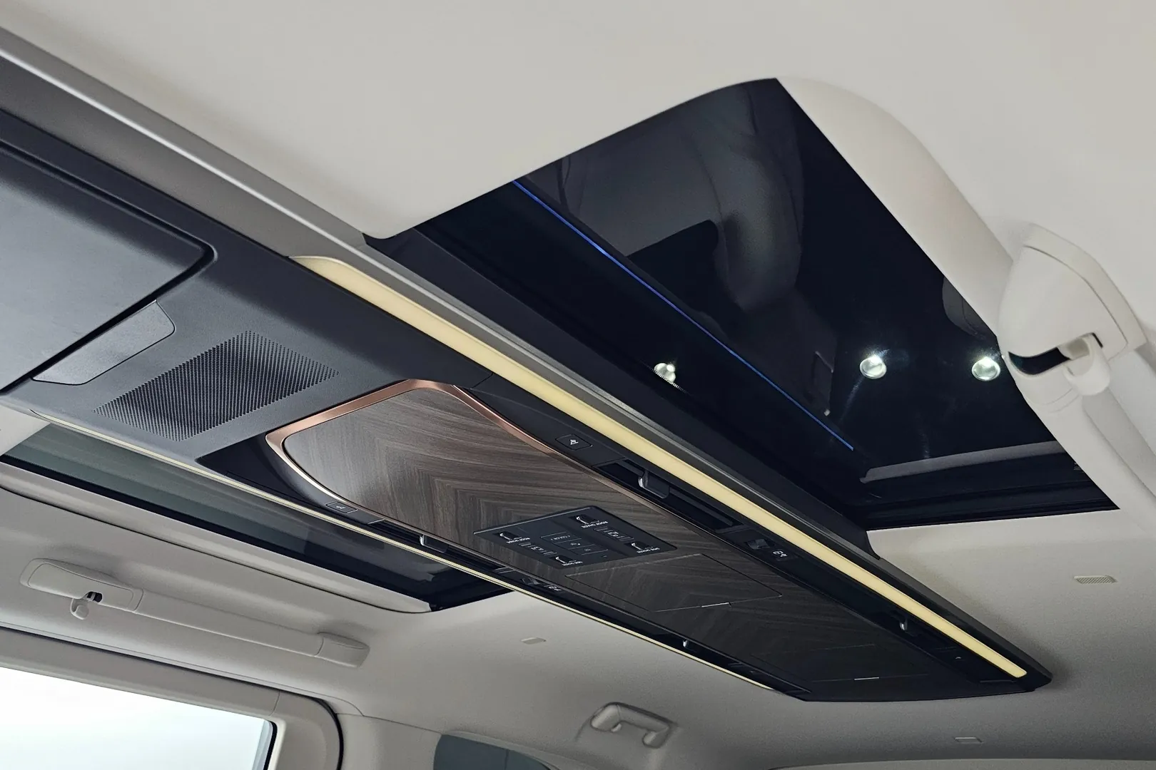 Автомобиль Lexus LM 500h Executive 2024 2.4 л 369 л.с Гибрид, Чёрный, пробег 14 060 км, производство — Япония, доставка по РФ