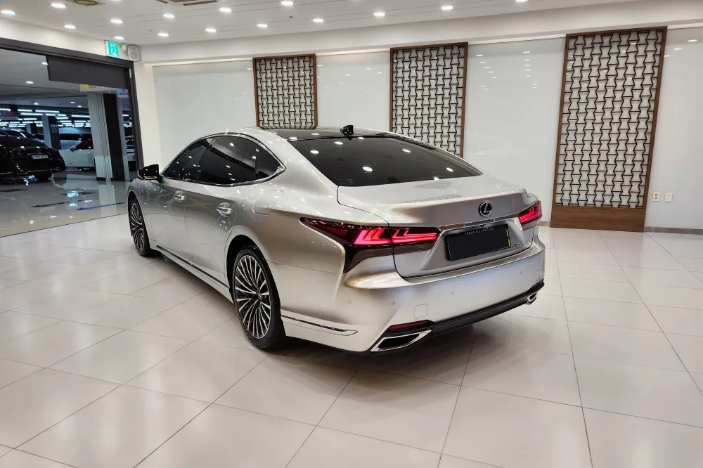 Купить Lexus LS 3.5 Luxury 2024 3.4 л 299 л.с Бензин, Серебристый, Автомат, Полный привод — авто из Япония, с доставкой по всей России