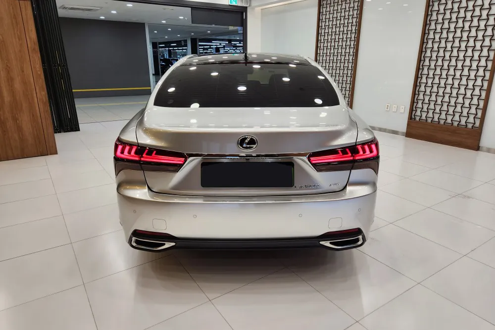Заказать Lexus LS 3.5 Luxury 2024 3.4 л 299 л.с Бензин с пробегом 1 077 км, Автомат, Полный привод, цвет Серебристый, поставка из Япония, доставка по РФ