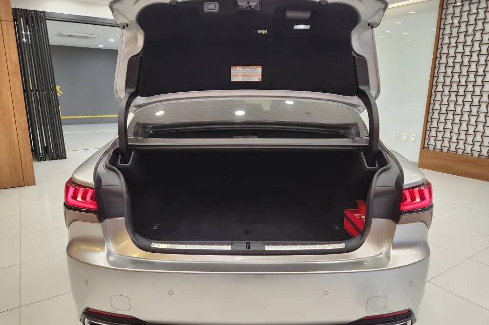 Оформить заказ на Lexus LS 3.5 Luxury 2024 3.4 л 299 л.с Бензин, коробка: Автомат, привод: Полный привод, доставка по России, салон в Москве