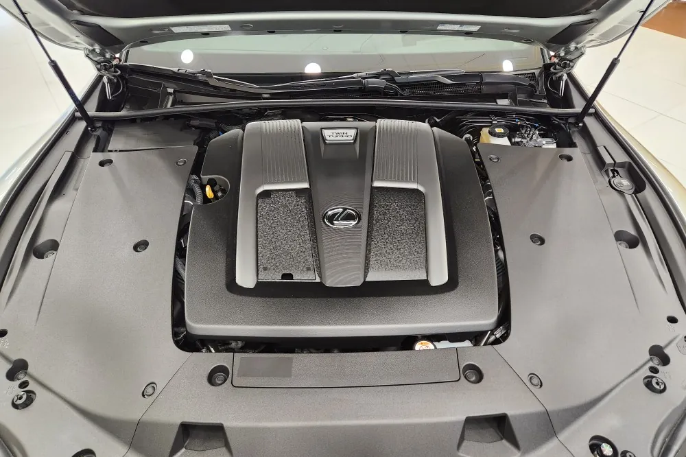 Купить Lexus LS 3.5 Luxury 2024 3.4 л 299 л.с Бензин с минимальным пробегом 1 077 км, Серебристый, доставим из Япония в любой город РФ