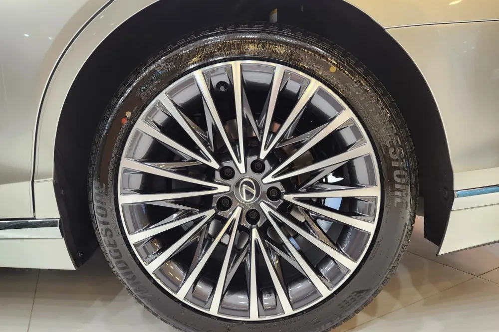 Lexus LS 3.5 Luxury 2024 3.4 л 299 л.с Бензин в продаже: Серебристый, Автомат, Полный привод, страна-производитель — Япония, доставка по РФ