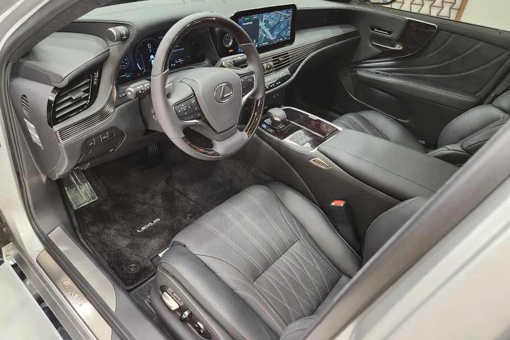 Новый Lexus LS 3.5 Luxury 2024 3.4 л 299 л.с Бензин: Полный привод, Серебристый, коробка — Автомат, привезён из Япония, доставка по регионам