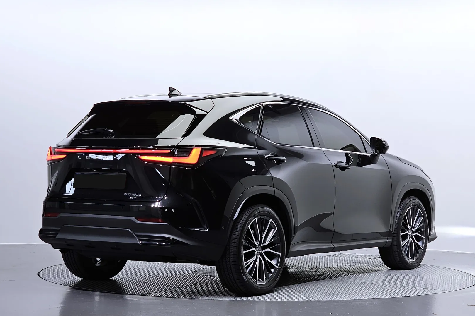 Заказать Lexus NX Luxury 2025 2.5 л 199 л.с Гибрид с пробегом 1 234 км, Автомат, Полный привод, цвет Серый, поставка из Япония, доставка по РФ