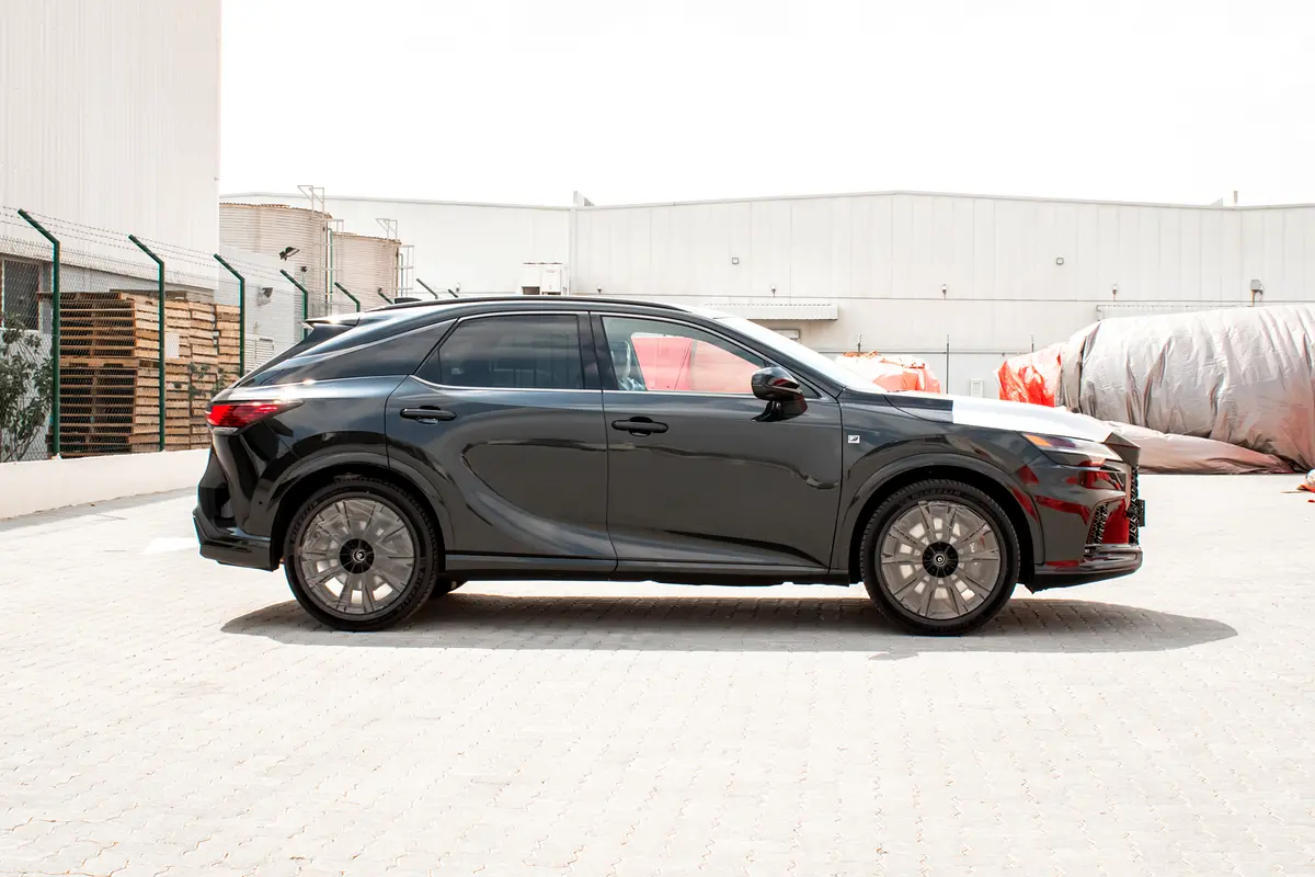 Заказать Lexus RX 500h F Sport Performance 2026 2.4 л 367 л.с Гибрид с пробегом 10 км, Автомат, Полный привод, цвет Чёрный, поставка из ОАЭ, доставка по РФ, фото 2